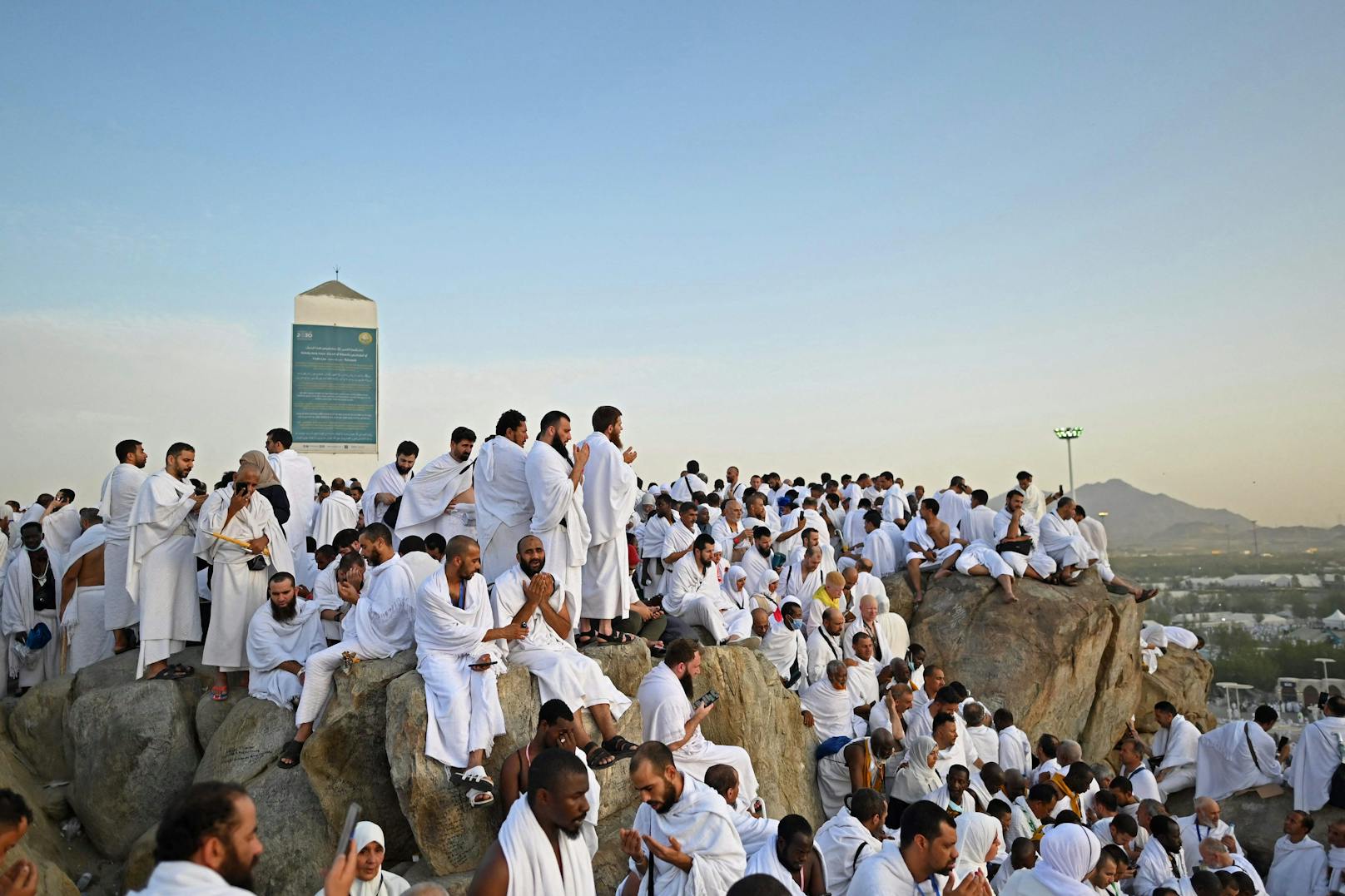 Gläubige pilgern bei 45-Grad-Hitze auf Berg Arafat