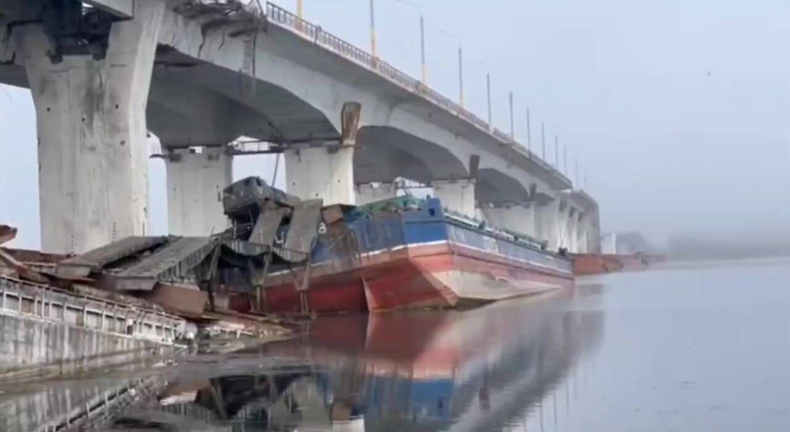 Die Brücke wurde dabei beschädigt, die Russen flüchteten über ihre parallel errichtete Ponton-Brücke.