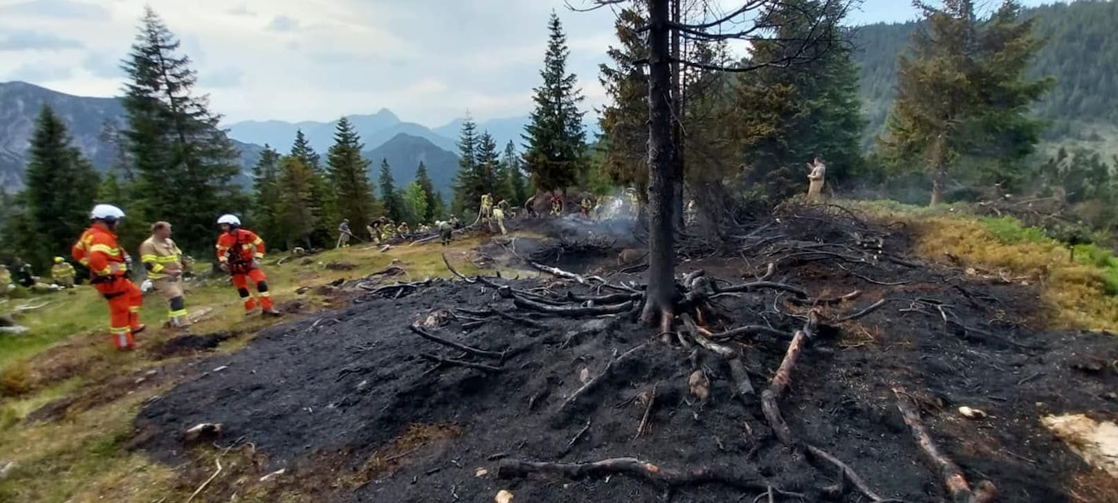 Die Einsatzkräfte brachten das Feuer rasch unter Kontrolle und konnten eine weitere Ausbreitung verhindern. Mit dem Einsatz der Kufsteiner Feuerwehrdrohne konnten Hitzebereiche im trockenen Boden festgestellt und dieser zur Verhinderung eines erneuten Brandes umgegraben werden. Bei den Ermittlungen konnte der Verursacher des Brandes – ein 46-jähriger Österreicher – ausfindig gemacht werden.