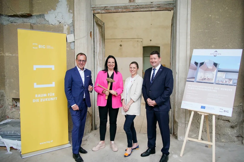 Kunst- und Kulturstaatssekretärin Andrea Mayer (2.v.li.) setzte gemeinsam mit Wolfgang Gleissner (Geschäftsführer Bundesimmobiliengesellschaft, re.) und Martin Selmayr (Leiter der Vertretung der Europäischen Kommission in Österreich, re.) den Startschuss zur Sanierung der Praterateliers. Die Führung übernahm Marie-Theres Richter vom Architekturbüro Palme.