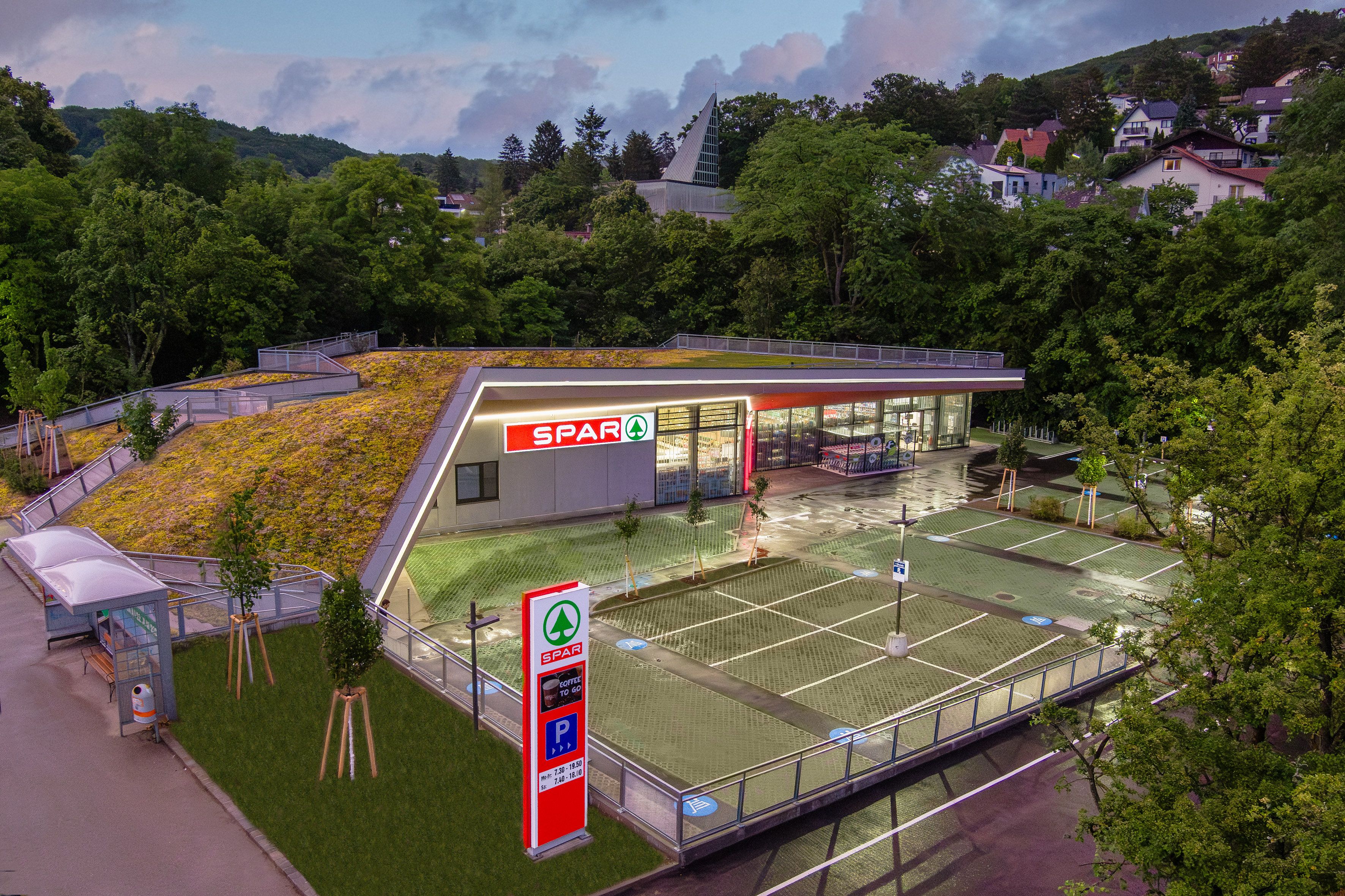 Die neue Spar-Filiale in der Hüttelbergstraße 92 könnte auch in Frodos Heimat, dem Auenland, liegen.