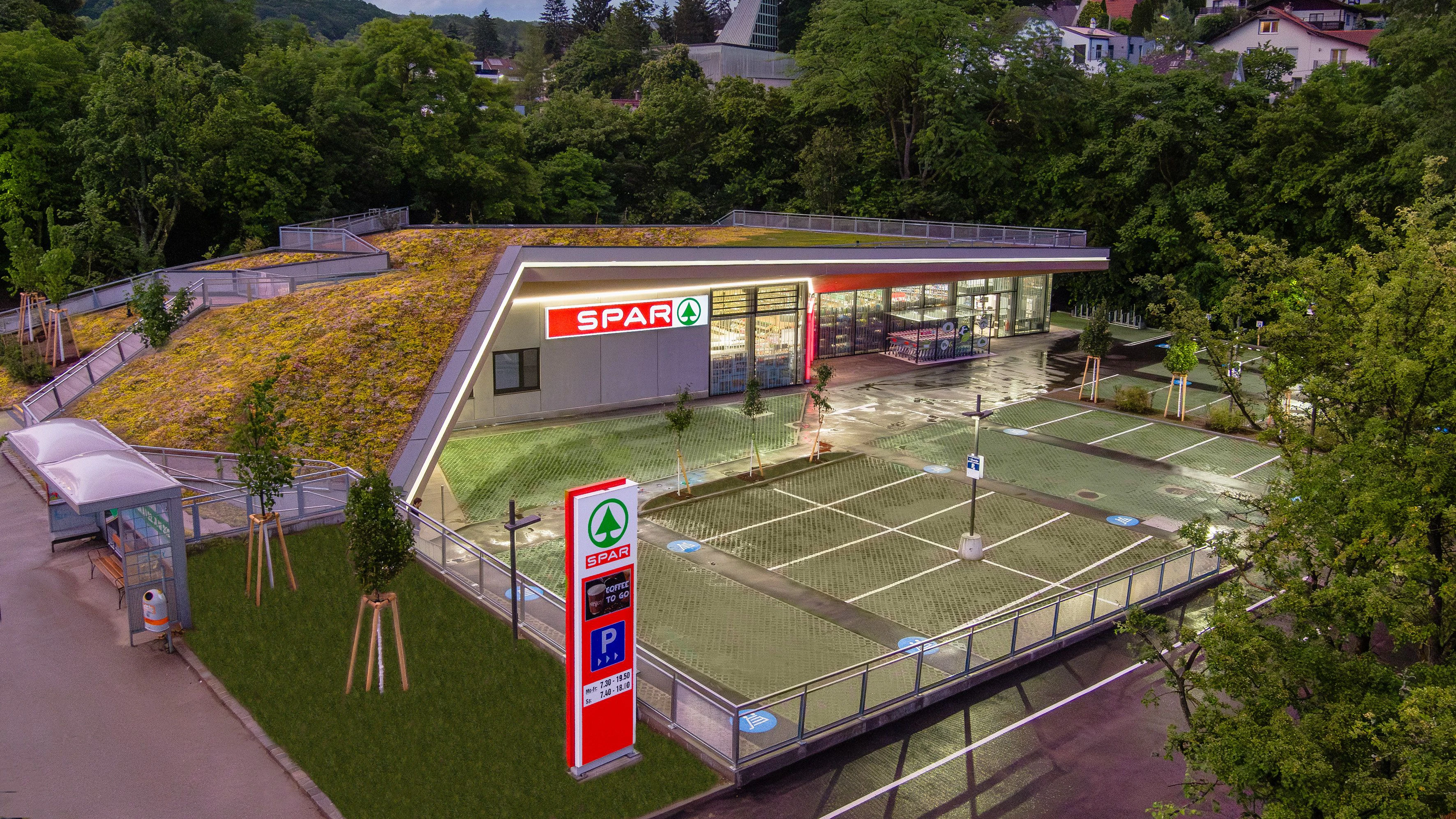 Die neue Spar-Filiale in der Hüttelbergstraße 92 könnte auch in Frodos Heimat, dem Auenland, liegen.