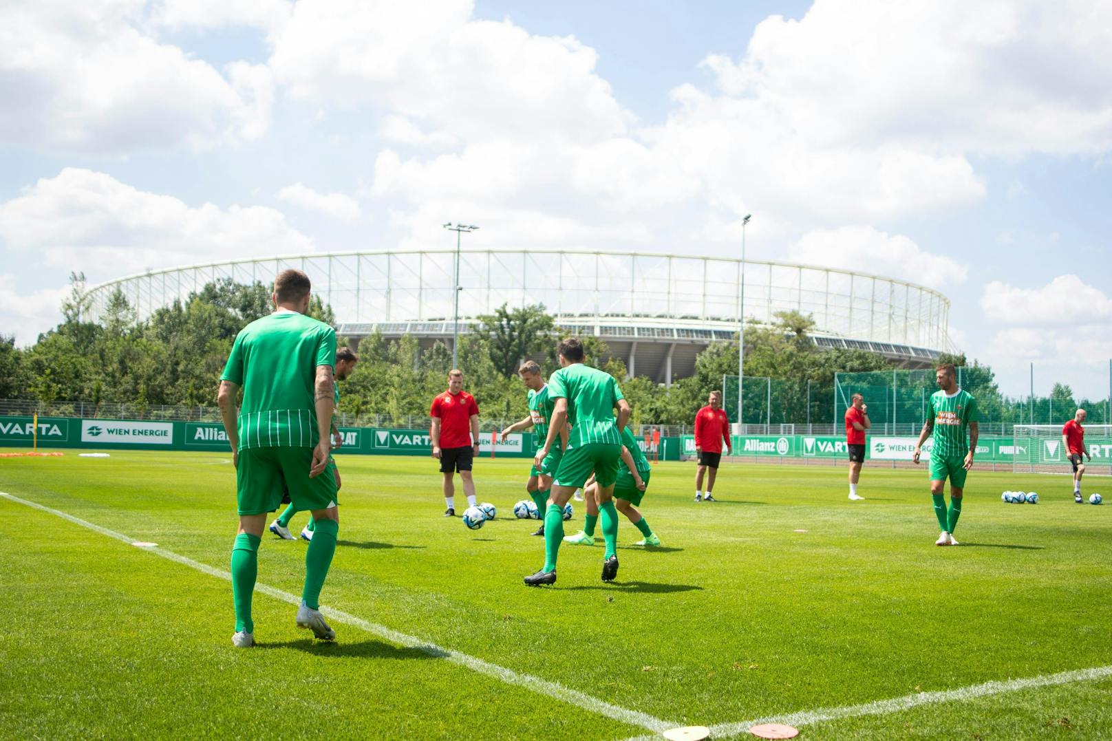 Vom Trainingsplatz zu sehen: das Ernst-Happel-Oval.