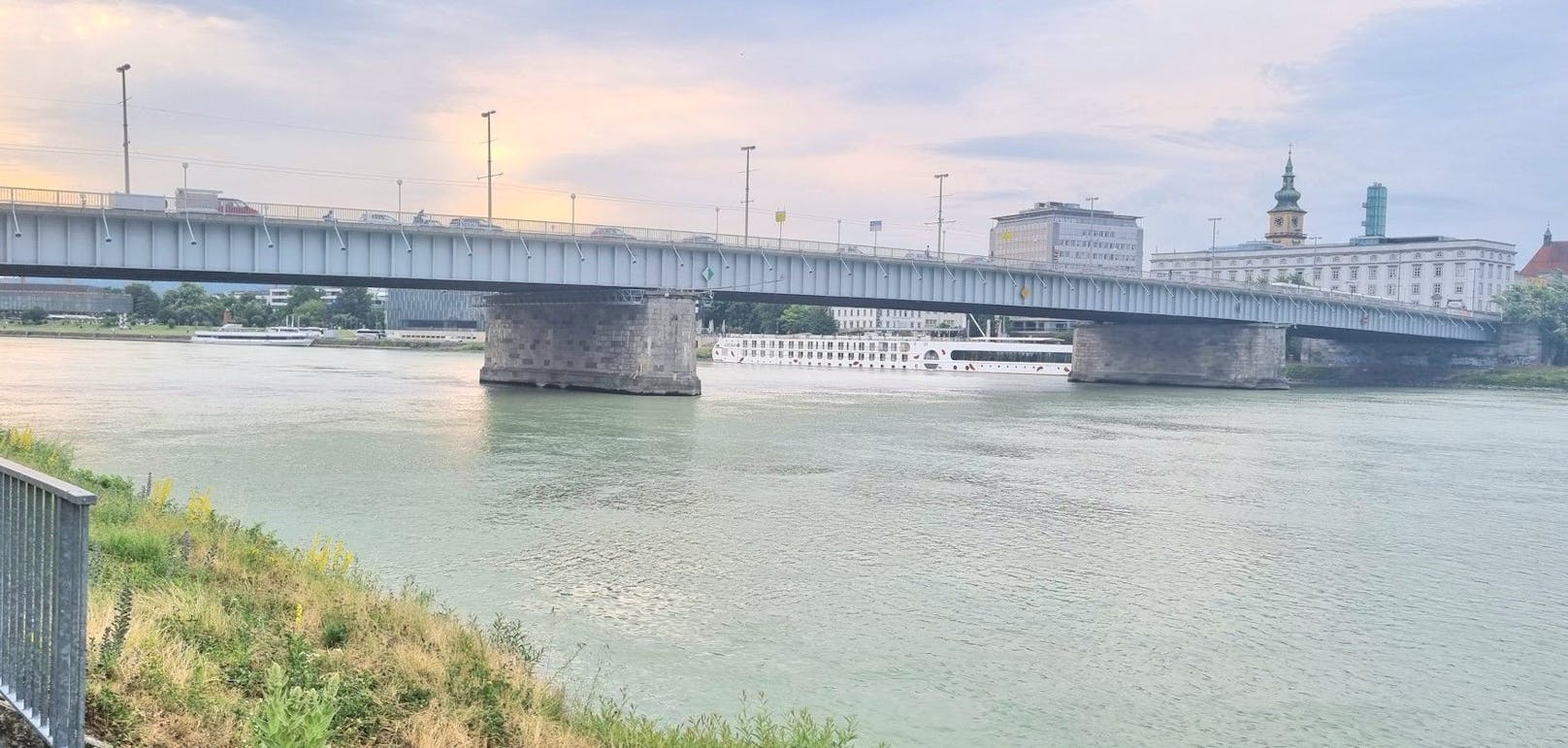 Die beiden Mädchen wurden von der starken Strömung in der Donau mitgerissen. Sie konnten sich noch an einem Brückenpfeiler festhalten.