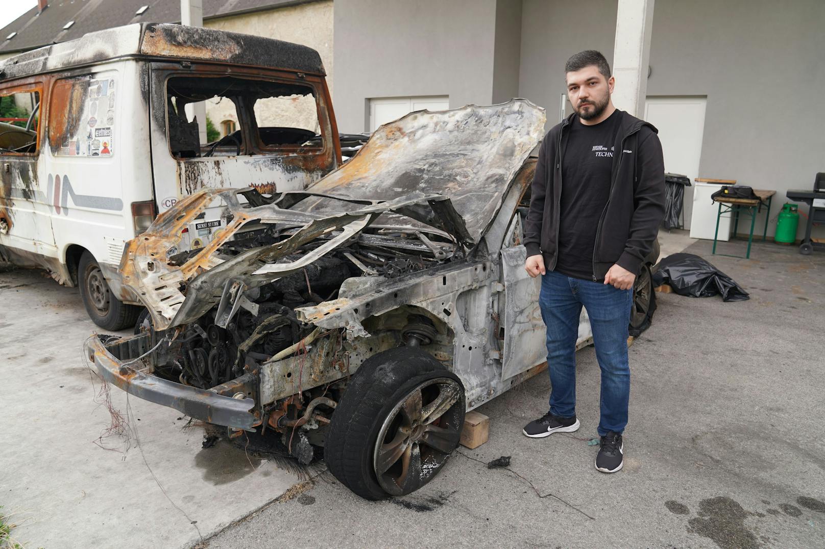 Das 310PS-Auto ist ein Totalschaden – Erkan reagierte im "Heute"-Talk untröstlich.
