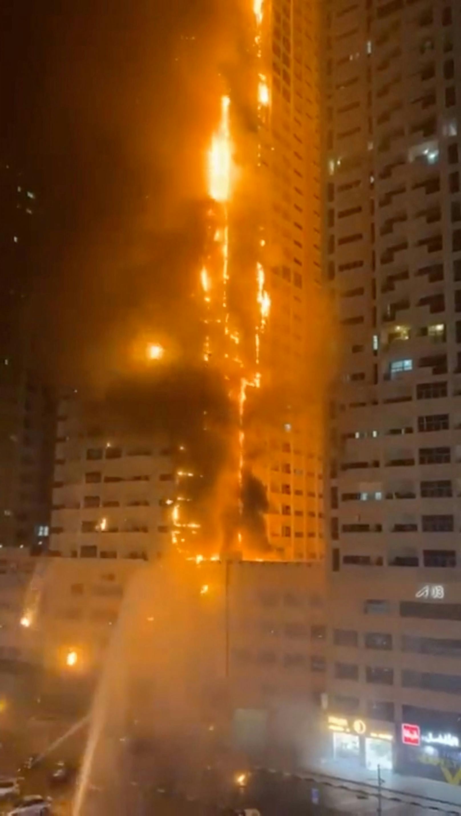 <strong>27. Juni 2023:</strong> In der Stadt Adschman in den Vereinigten Arabischen Emiraten brannte plötzlich ein Hochhaus lichterloh.