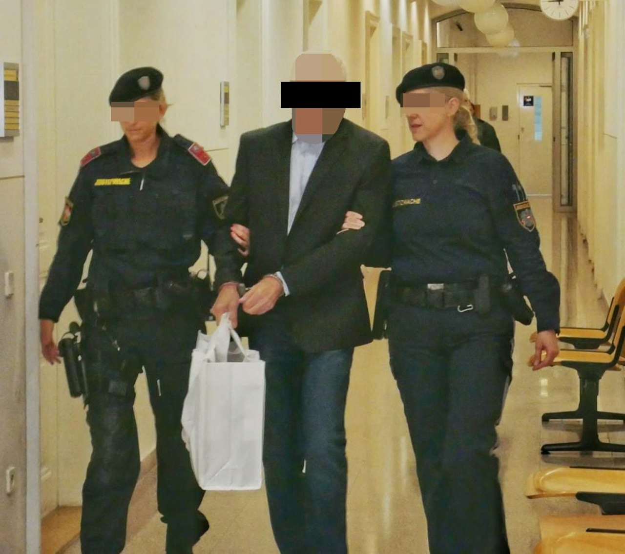 Heute.at - Frau tot im Bett! Millionär wegen Mordes vor Gericht