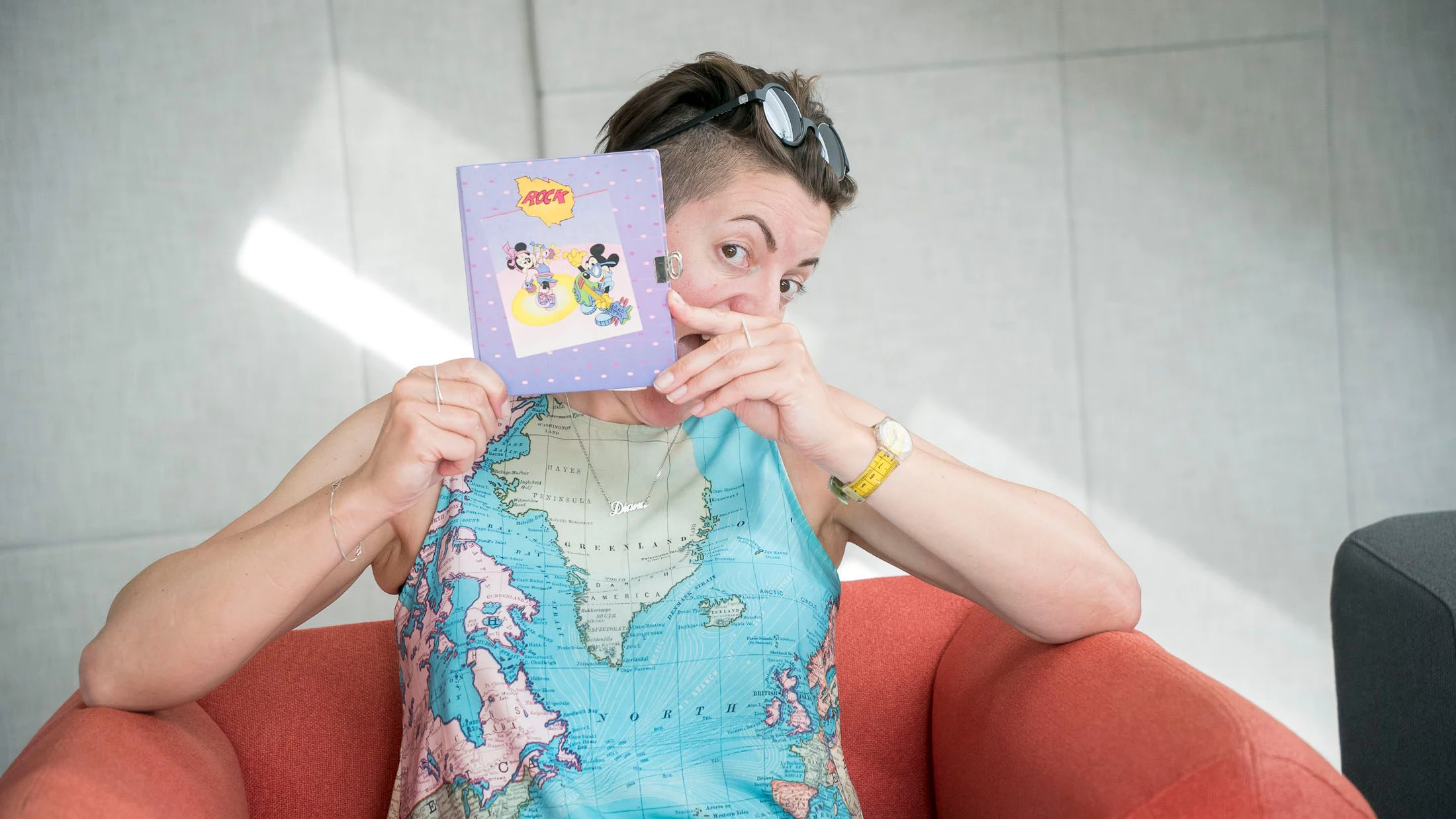 Diana Köhle mit ihrem ersten eigenen Tagebuch. Inzwischen hat sie mit ihrem Format "Tagebuch-Slam" die Herzen der Österreicher erobert und präsentiert die witzigsten Einträge anderer Tagebuchschreiber auf den Bühnen des Landes - auch Bücher mit dem "Best Of" gibt es inzwischen im Handel