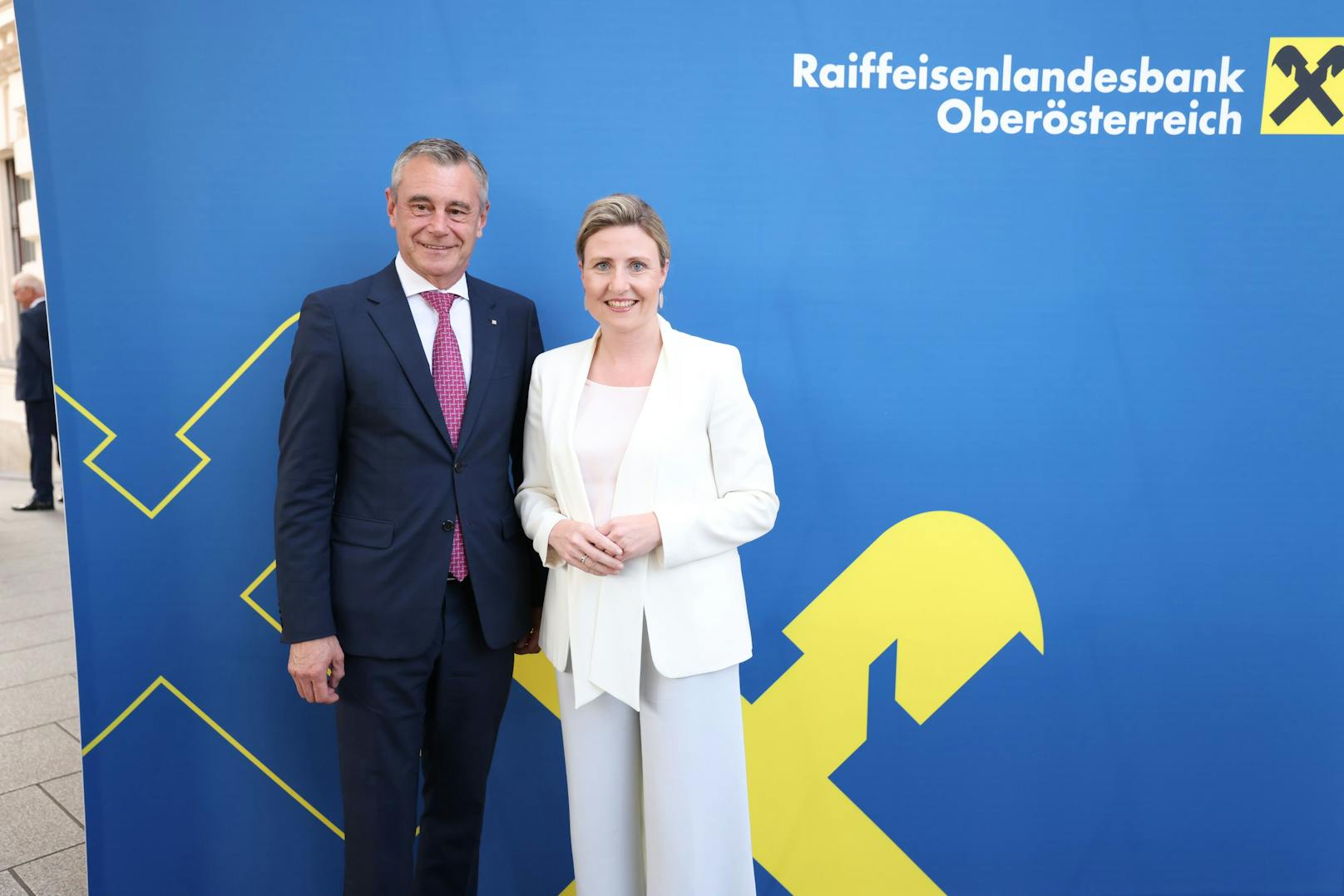 Raika-OÖ-CEO <strong>Heinrich Schaller</strong> neben Frauenministerin <strong>Susanne Raab</strong>&nbsp;(ÖVP).