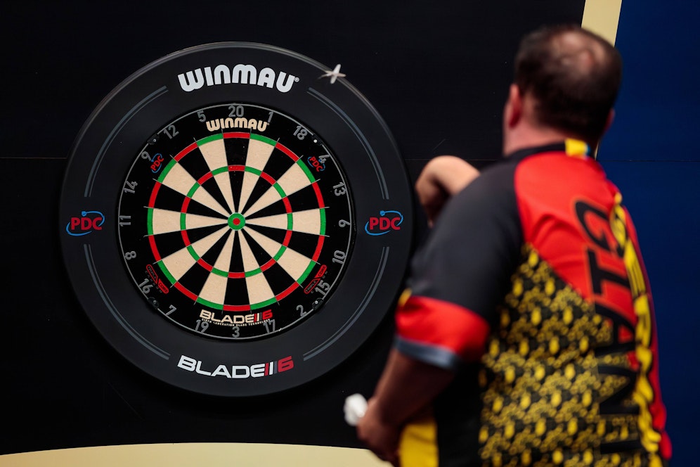 Ein Dart-Spieler packt über den Alkoholkonsum der Stars aus. 