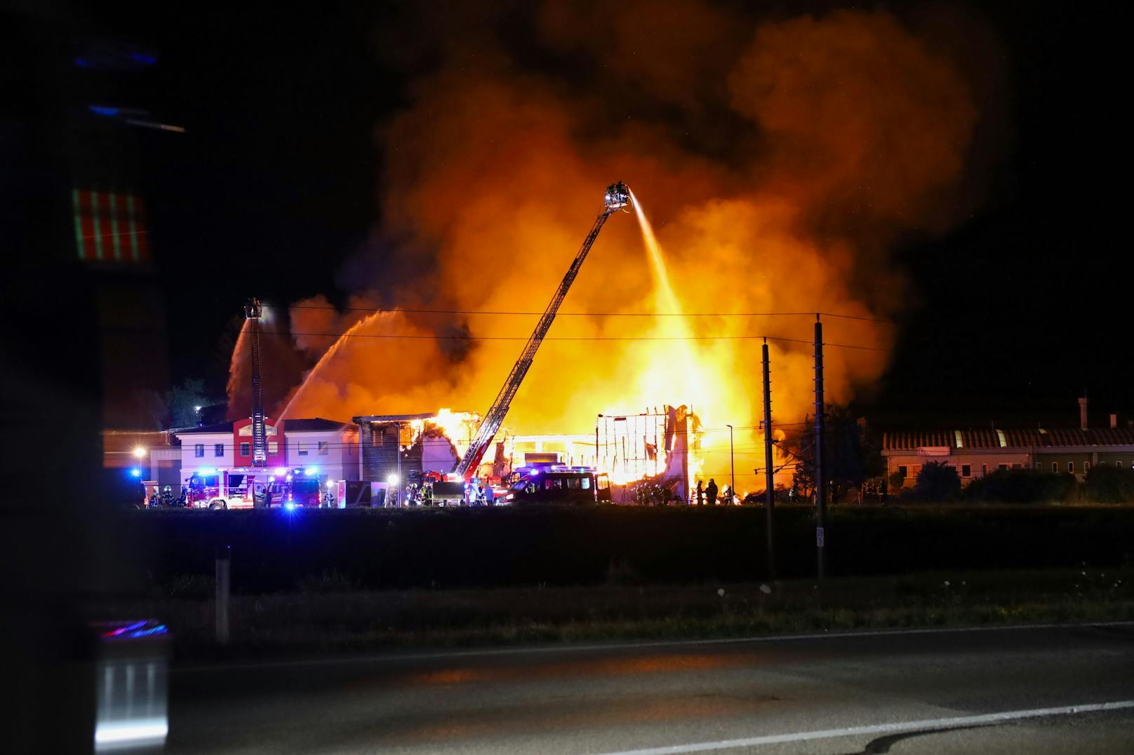 23 Feuerwehren standen am späten Dienstagabend und in der Nacht auf Mittwoch bei einem Großbrand eines Unternehmens im Gemeindegebiet von Taufkirchen an der Trattnach (Bezirk Grieskirchen) im Einsatz.