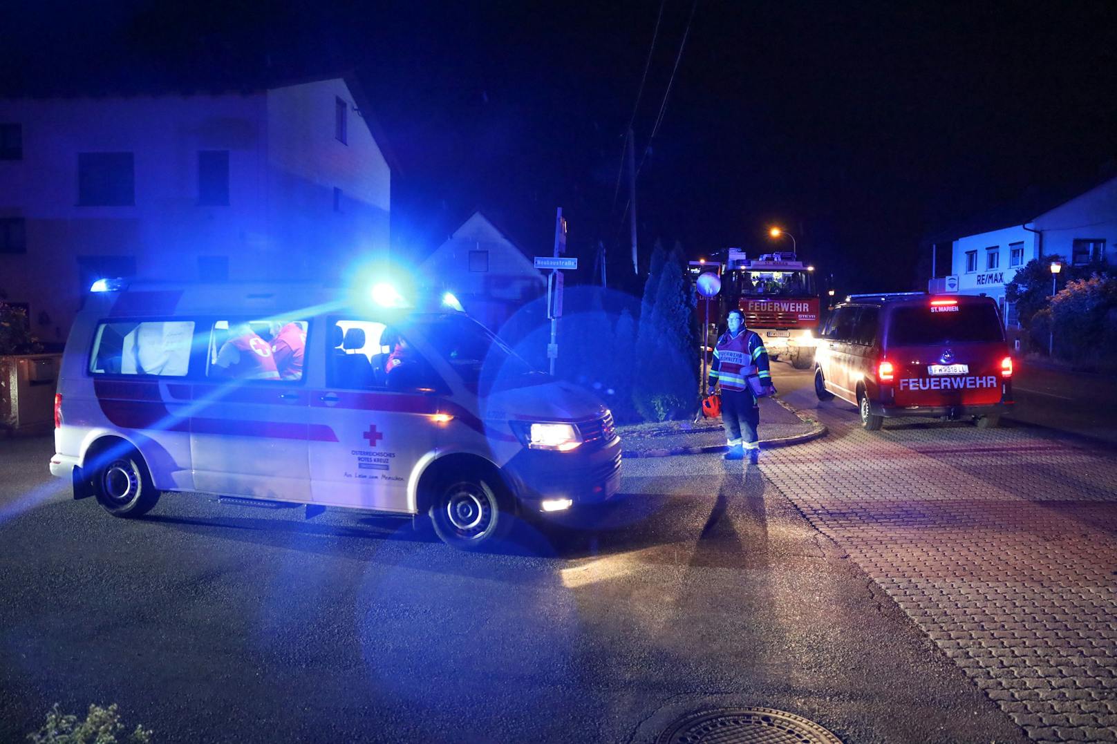 Eine größere Gasexplosion hat am späten Dienstagabend in Ansfelden (Bezirk Linz-Land) ein Wohnhaus in Brand gesetzt und für chaotische Szenen gesorgt.