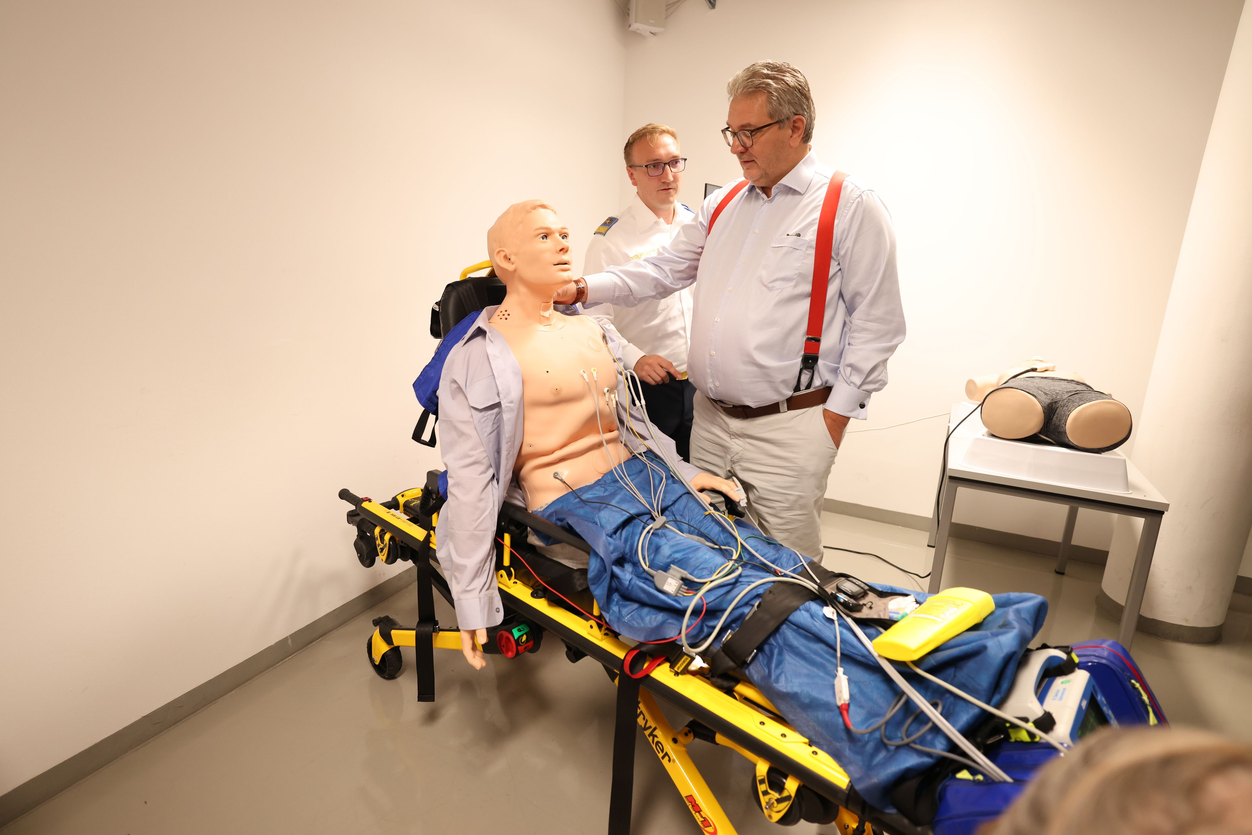 Gesundheitsstadtrat Peter Hacker (SPÖ) fühlt den Puls an einer Puppe – die neuen Dummies im Ausbildungszentrum der Berufsrettung können alles, was ein echter Patient auch kann – sogar Mimik zeigen&nbsp;