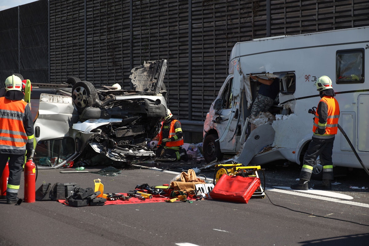 Folgenschwerer Verkehrsunfall auf der A8 bei Wels am Mittwochnachmittag.