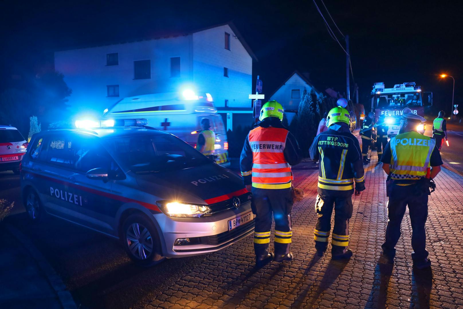 Eine größere Gasexplosion hat am späten Dienstagabend in Ansfelden (Bezirk Linz-Land) ein Wohnhaus in Brand gesetzt und für chaotische Szenen gesorgt.