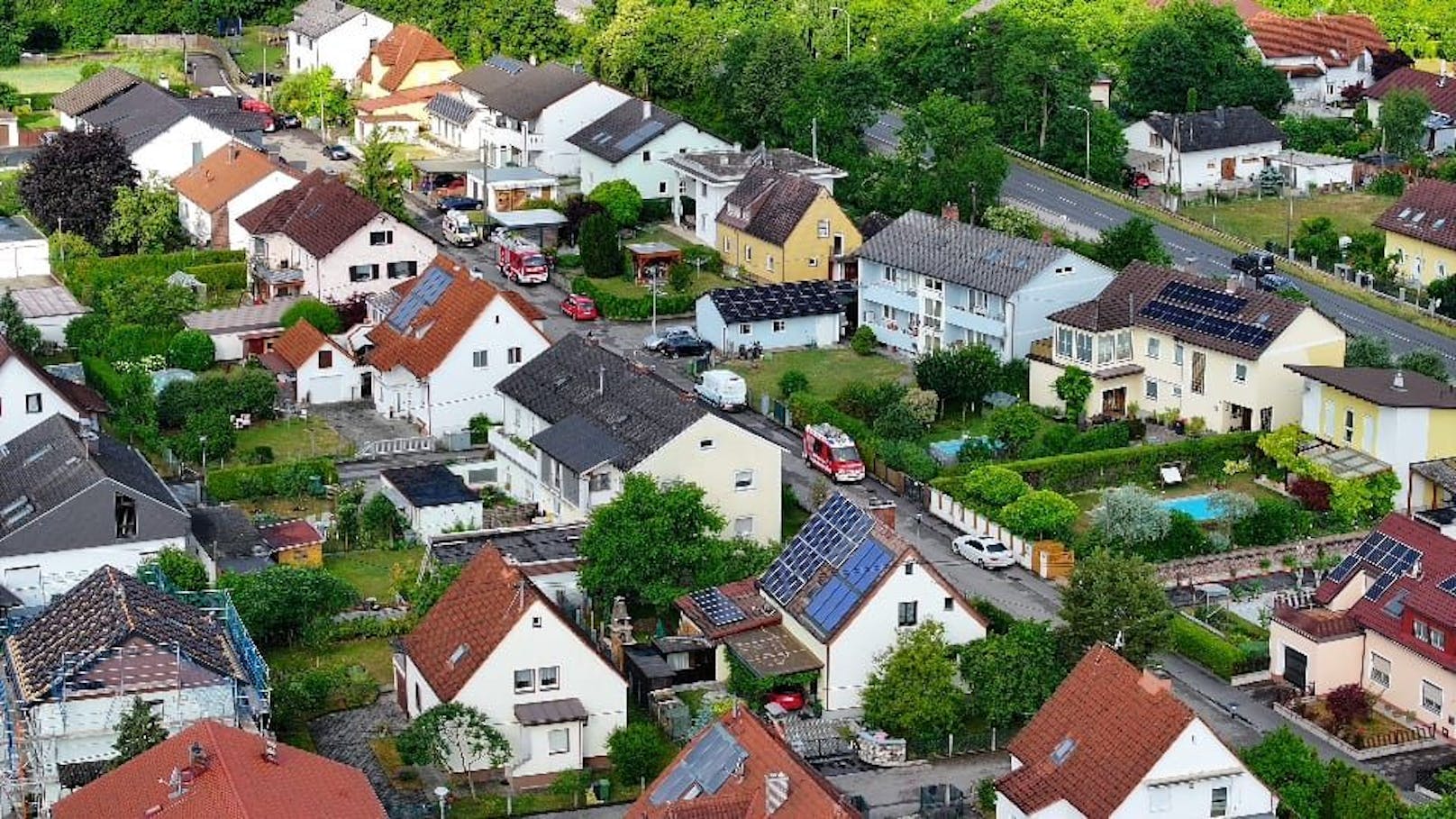 Die ganze Siedlung wurde vorerst behördlich abgeriegelt. Die rund 100 Einwohner sind im Rathaus untergebracht worden.