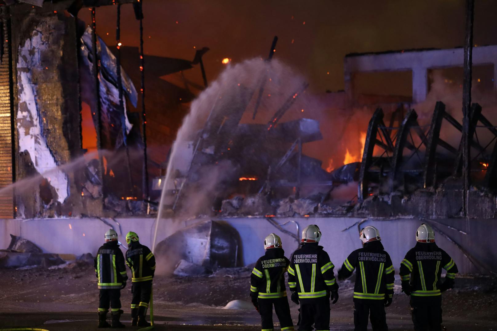 23 Feuerwehren standen am späten Dienstagabend und in der Nacht auf Mittwoch bei einem Großbrand eines Unternehmens im Gemeindegebiet von Taufkirchen an der Trattnach (Bezirk Grieskirchen) im Einsatz.