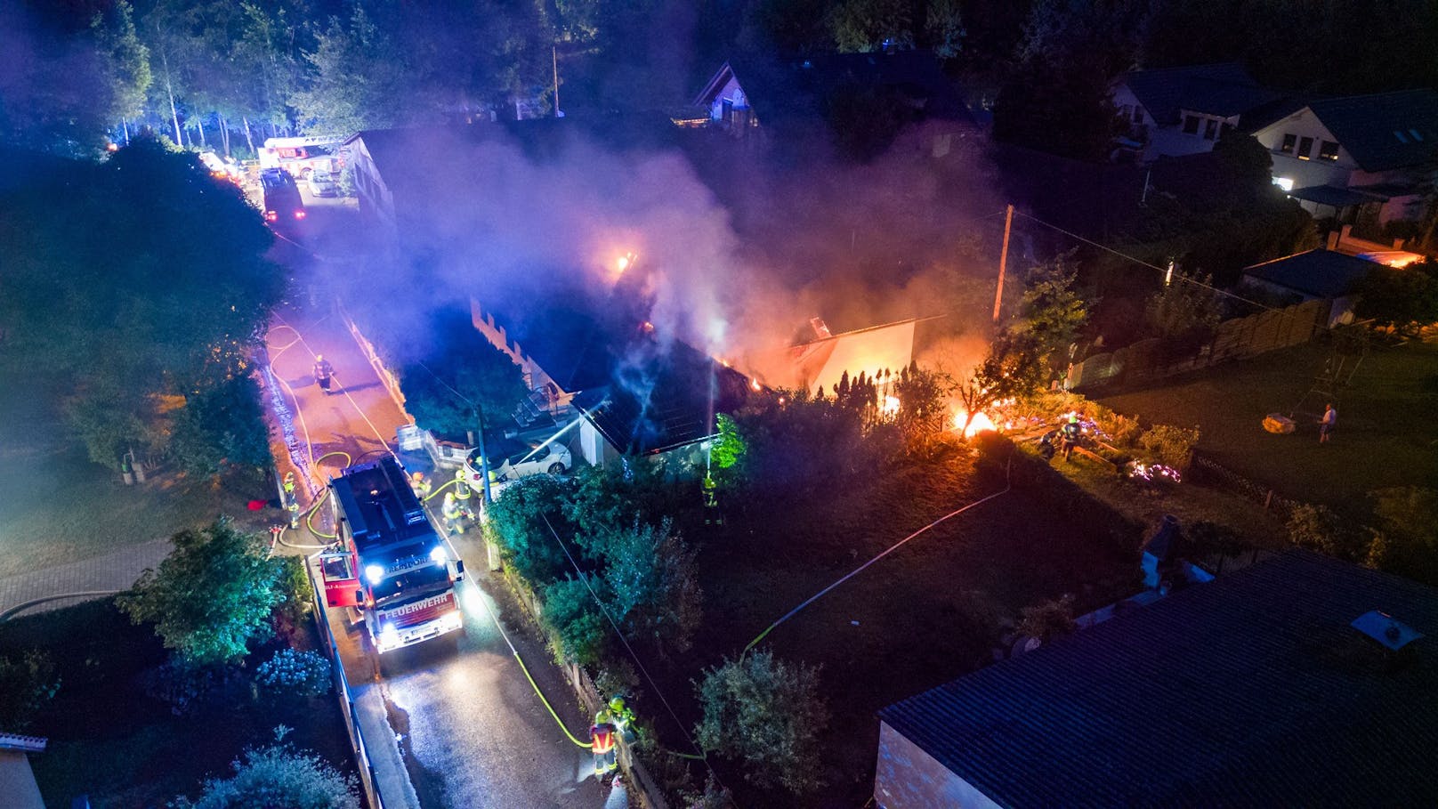 Bei der Gasexplosion in Ansfelden wurde ein Haus zerstört. Der Besitzer wurde gerettet, einer seiner Hunde lief davon und wird vermisst.