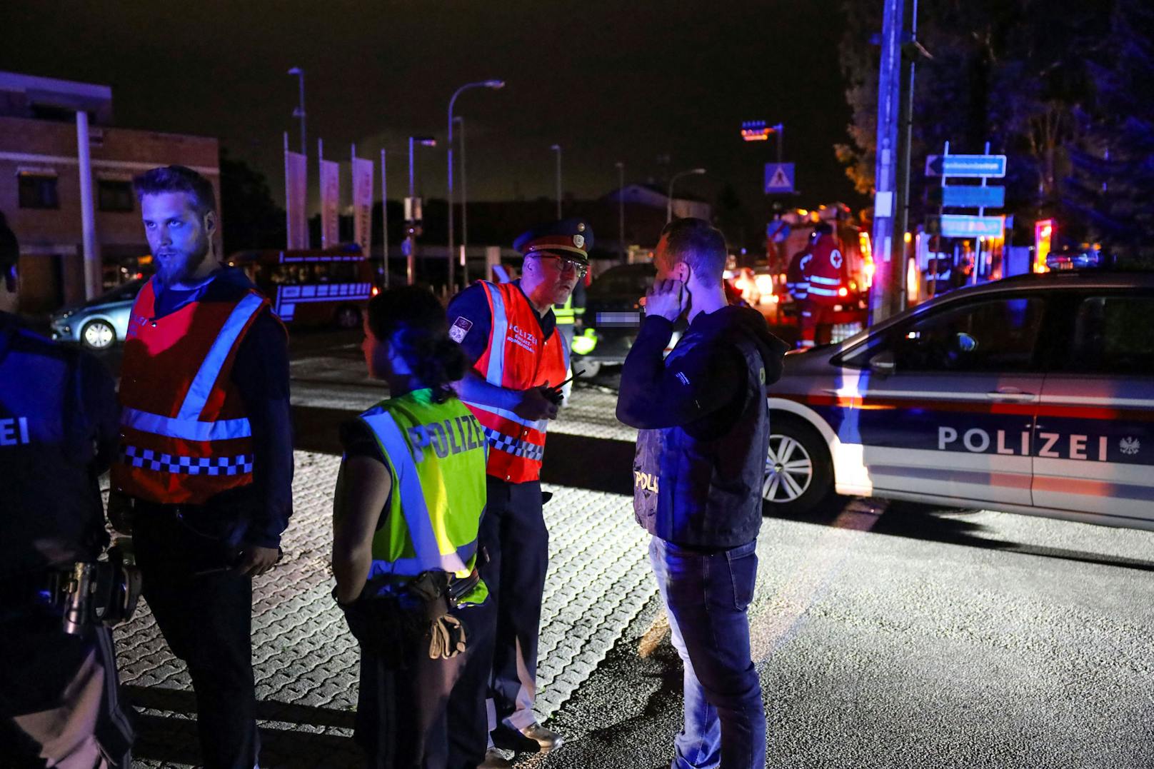 Eine größere Gasexplosion hat am späten Dienstagabend in Ansfelden (Bezirk Linz-Land) ein Wohnhaus in Brand gesetzt und für chaotische Szenen gesorgt.