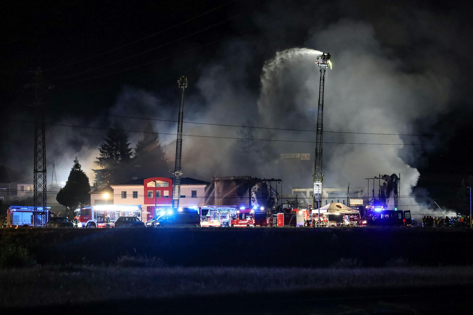 23 Feuerwehren standen am späten Dienstagabend und in der Nacht auf Mittwoch bei einem Großbrand eines Unternehmens im Gemeindegebiet von Taufkirchen an der Trattnach (Bezirk Grieskirchen) im Einsatz.