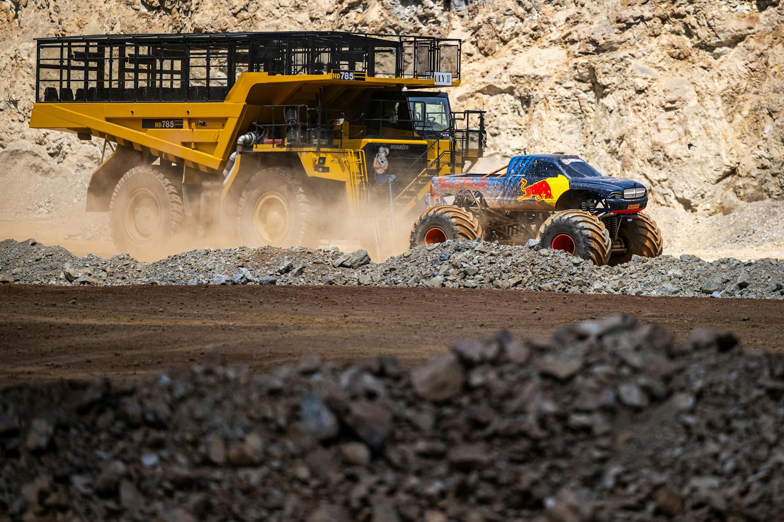 Red-Bull-Stars im Monster-Truck-Duell