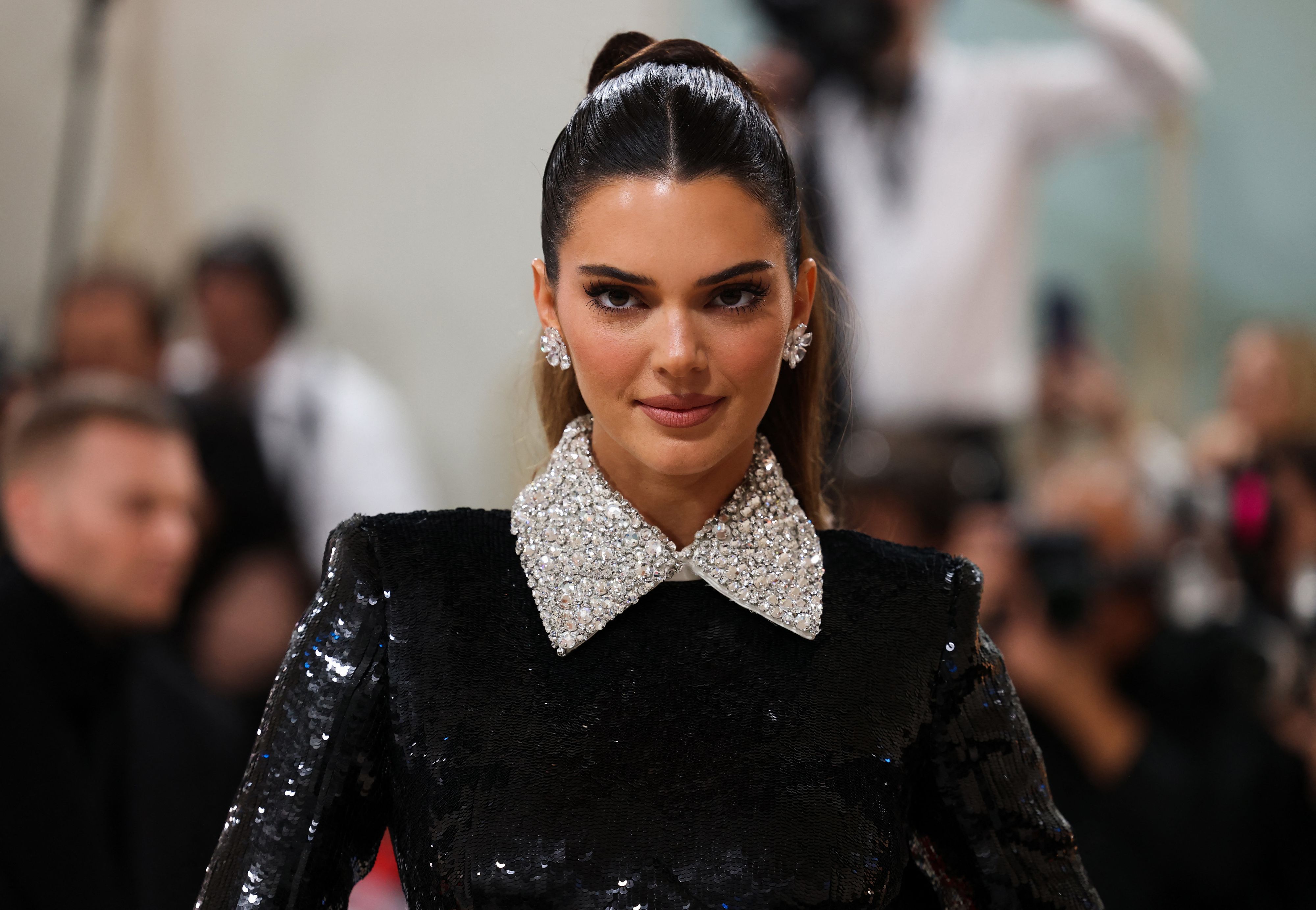 Kendall Jenner tritt auf Fashion Show in Versailles in Mode-Fettnäpfchen.
