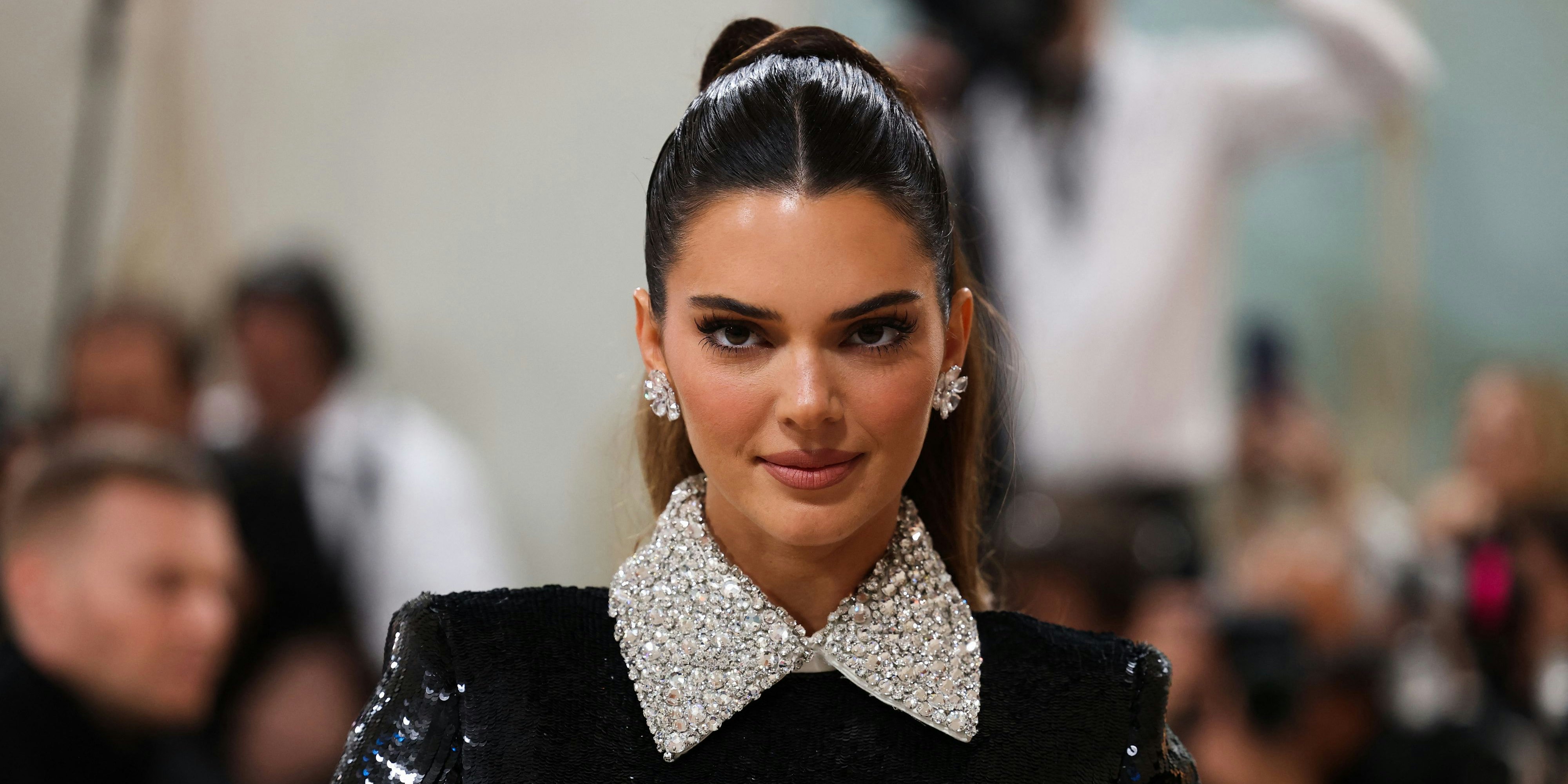 Kendall Jenner tritt auf Fashion Show in Versailles in Mode-Fettnäpfchen.