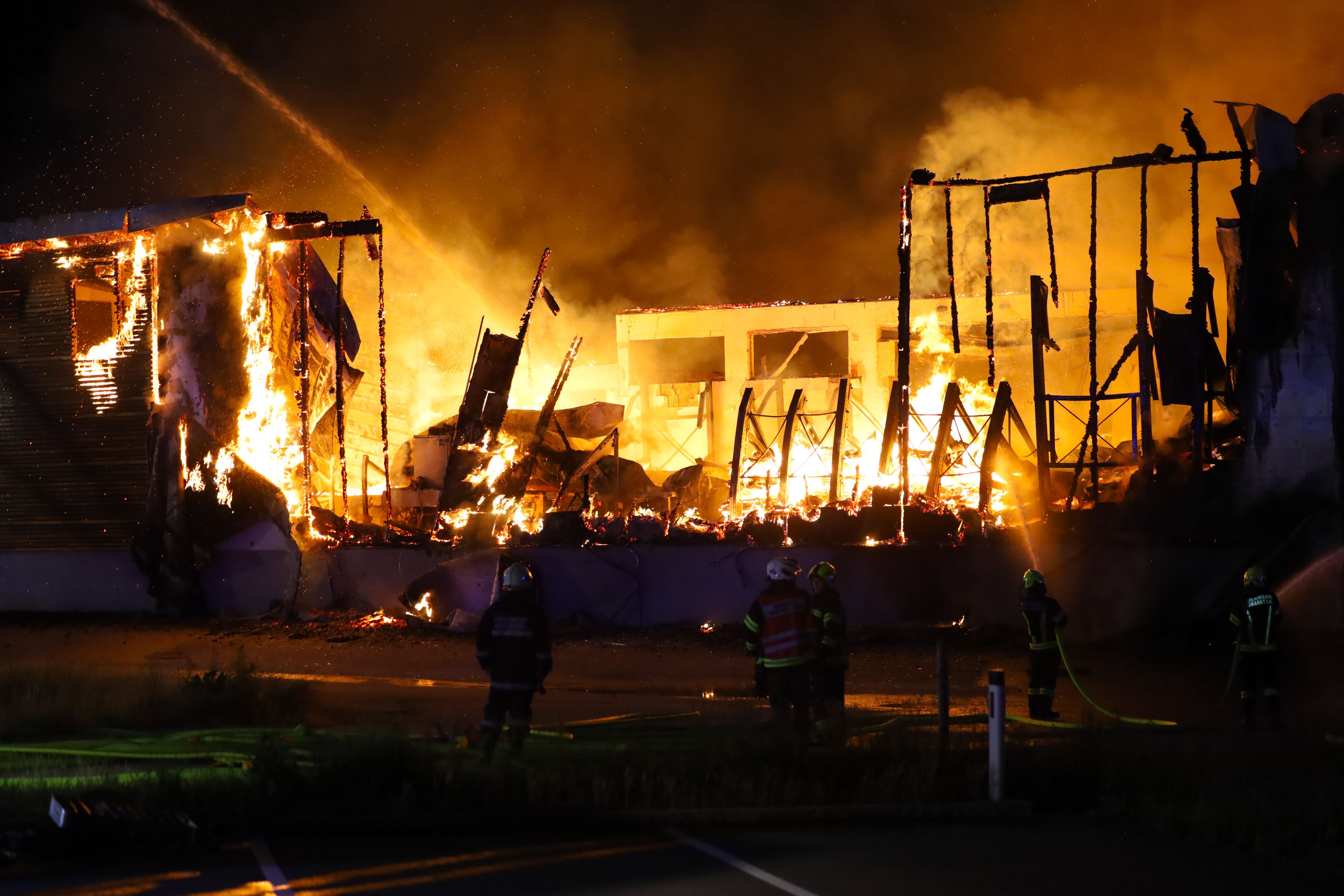 Vollbrand eines Gewerbebetriebs in Taufkirchen an der Trattnach