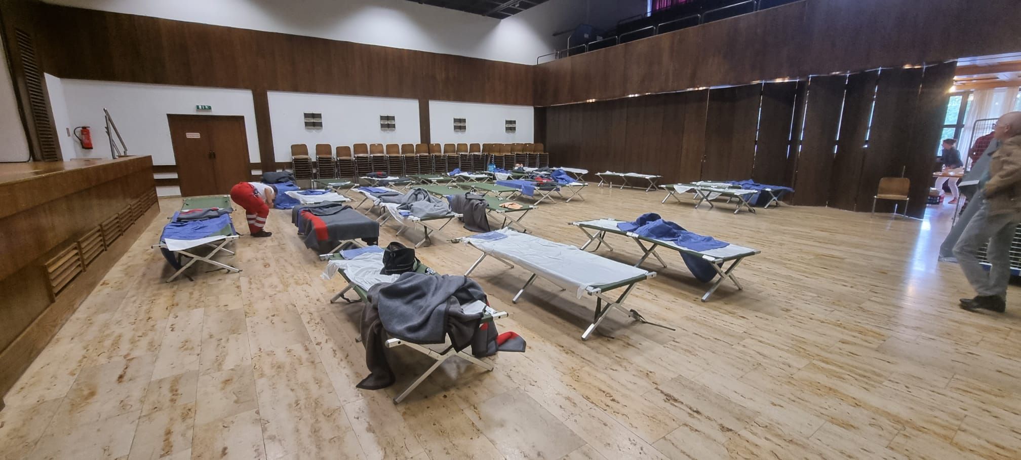 In jenem Saal des Rathauses, wo normalerweise die Gemeinderatssitzungen stattfinden, wurde ein Notlager aufgestellt.