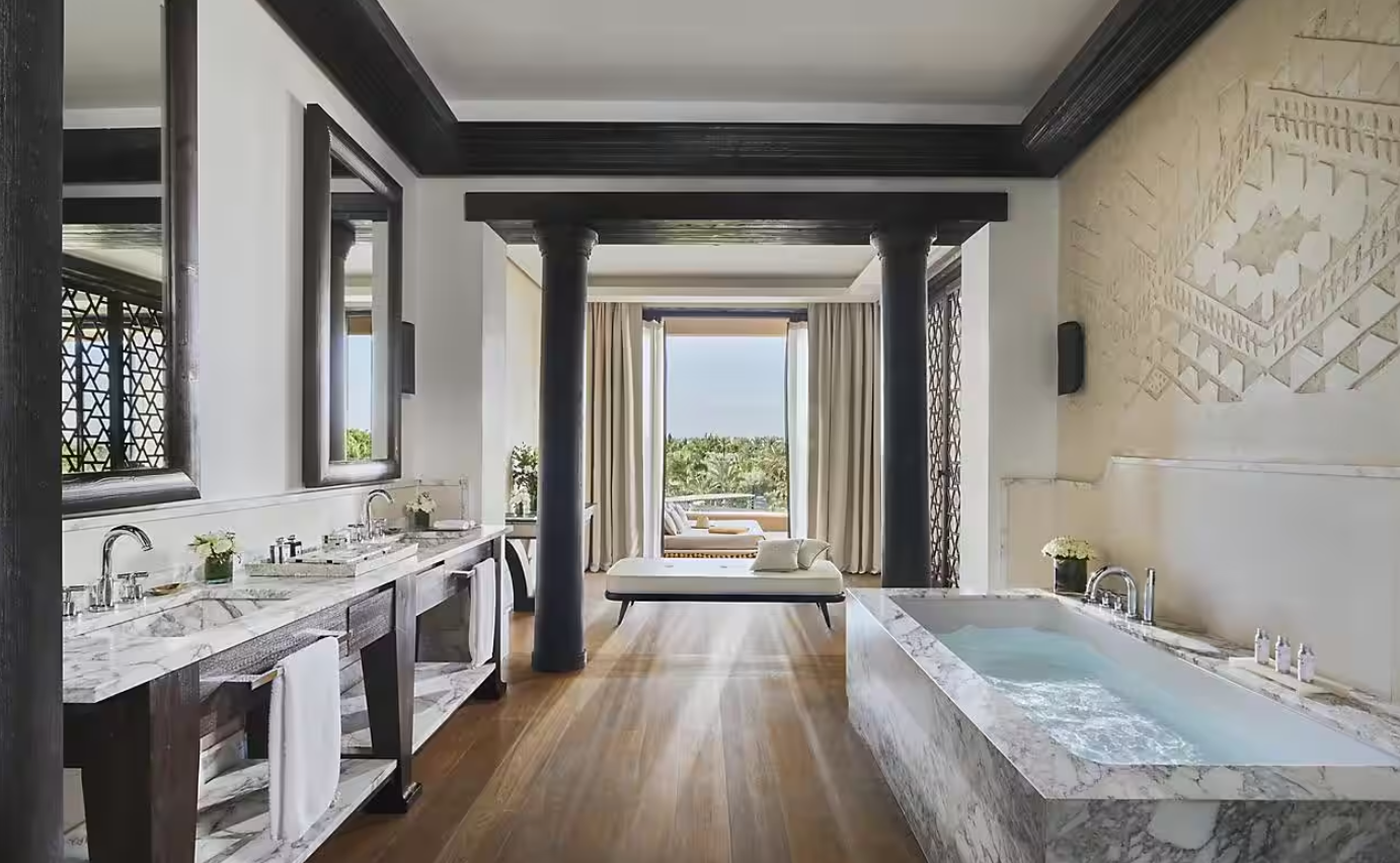 Im Mandarin Oriental lässt es sich leben. In der Atlas Suite hat man einen wunderschönen Ausblick auf die berühmten Berge, die Marrakesch umgeben.