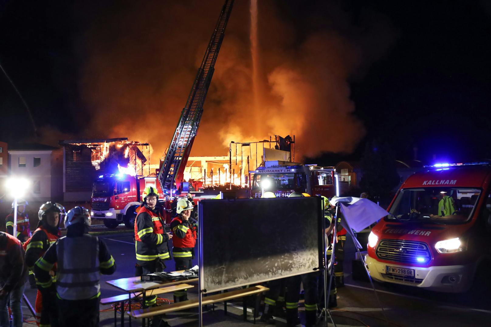 23 Feuerwehren standen am späten Dienstagabend und in der Nacht auf Mittwoch bei einem Großbrand eines Unternehmens im Gemeindegebiet von Taufkirchen an der Trattnach (Bezirk Grieskirchen) im Einsatz.