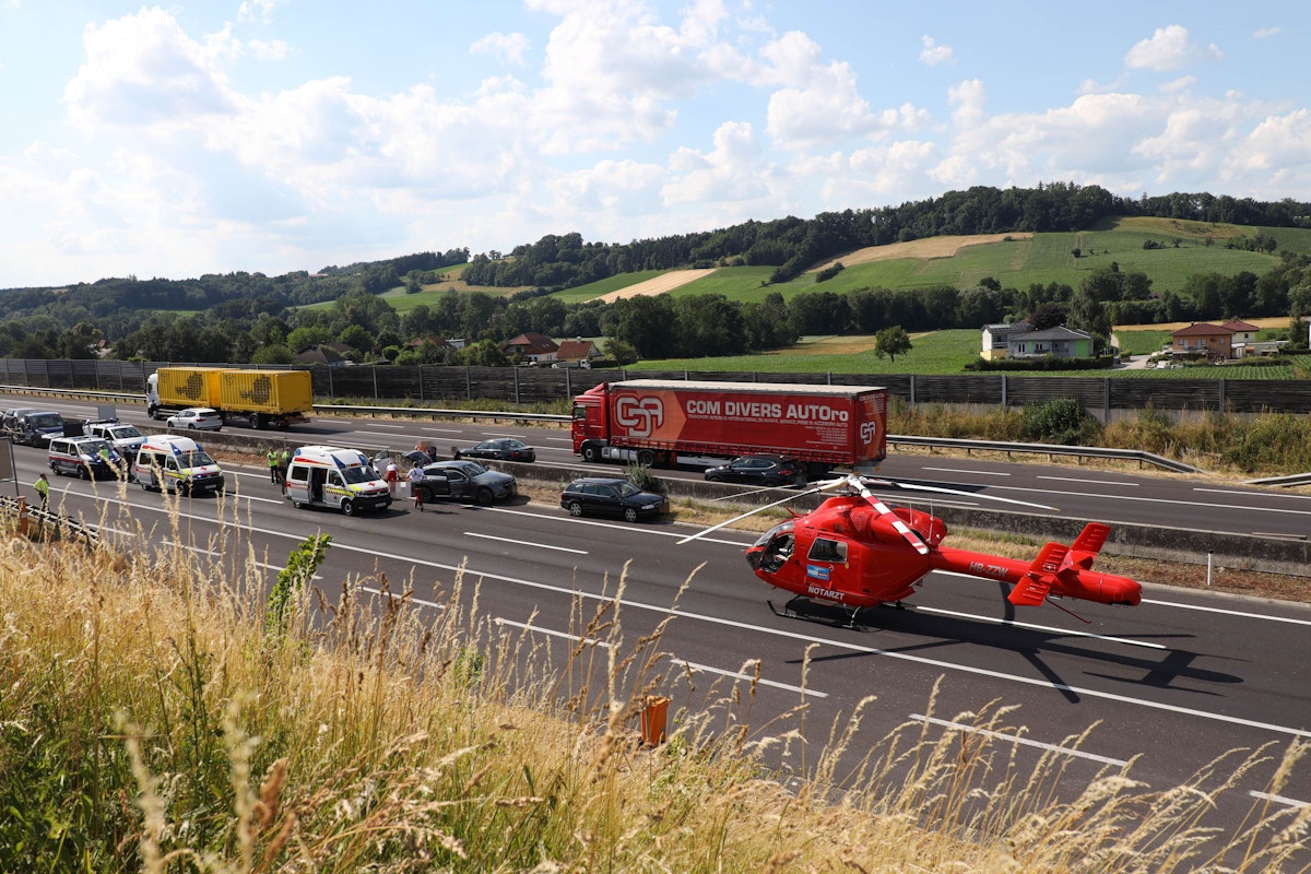 Auf der A8 bei Wels kam es am 28. Juni 2023 zu einem tödlichen Verkehrsunfall mit zahlreichen Verletzten.
