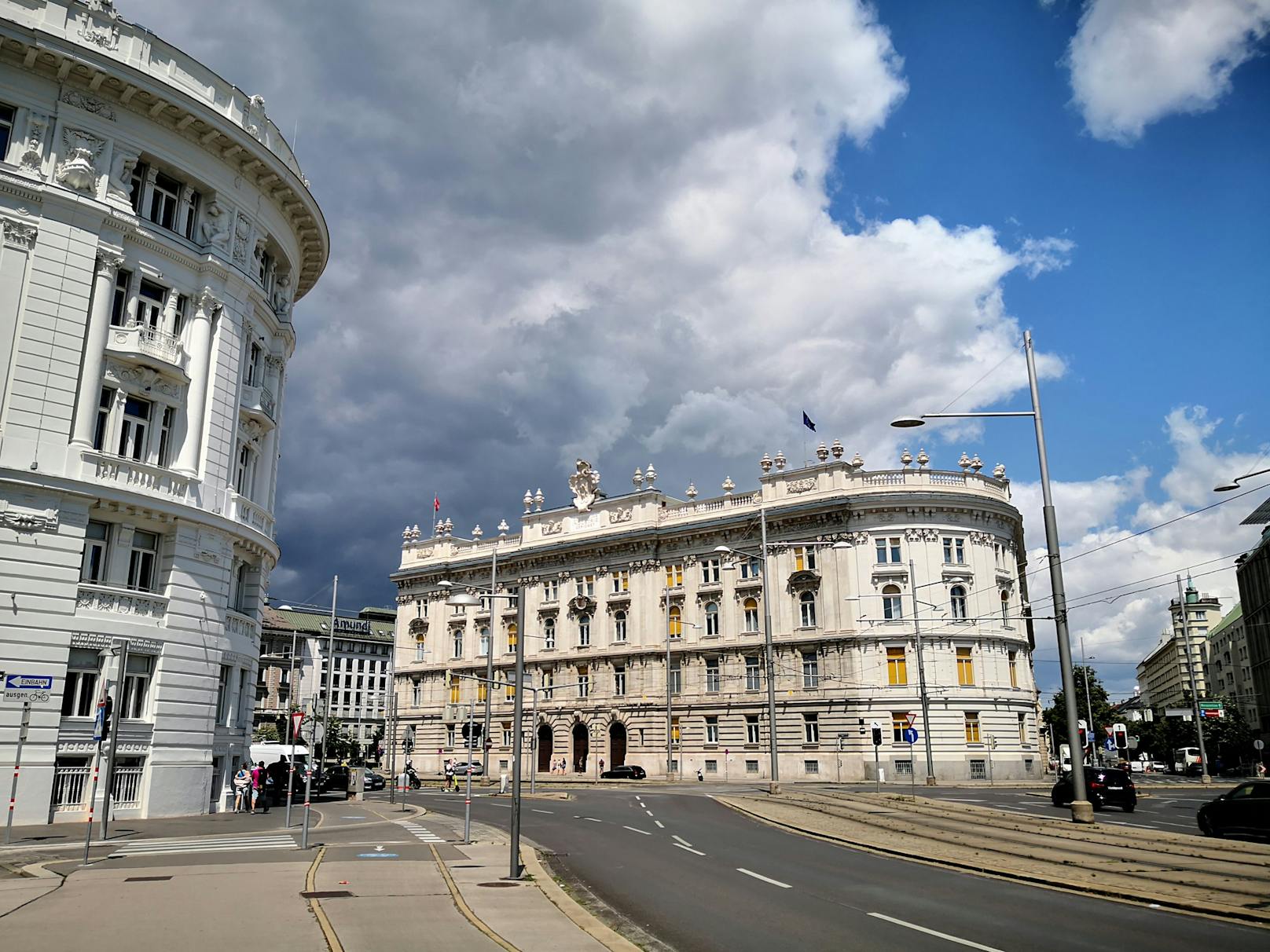 Dunkle Wolken ziehen am 28. Juni 2023 über der Wiener Innenstadt auf.