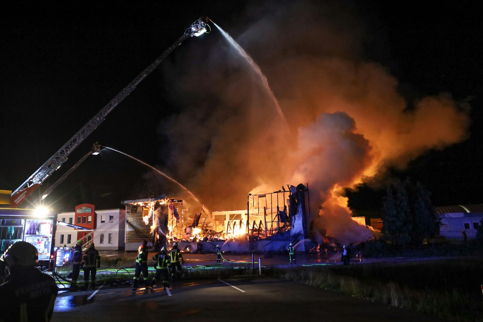 23 Feuerwehren standen am späten Dienstagabend und in der Nacht auf Mittwoch bei einem Großbrand eines Unternehmens im Gemeindegebiet von Taufkirchen an der Trattnach (Bezirk Grieskirchen) im Einsatz.