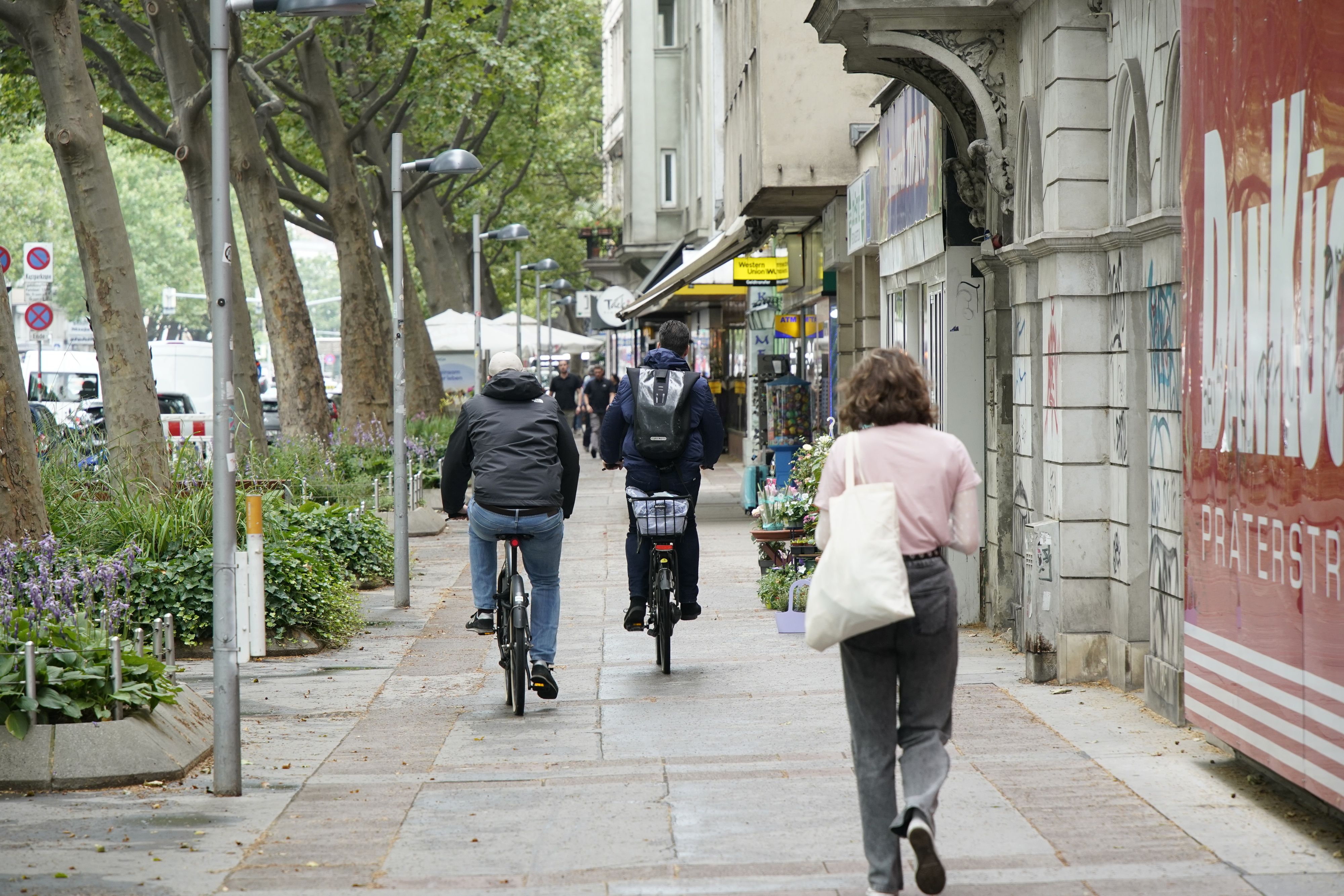 Statt die Ausweichrouten zu nehmen weichen manche Radfahrer illegalerweise lieber auf den Gehsteig aus.&nbsp;