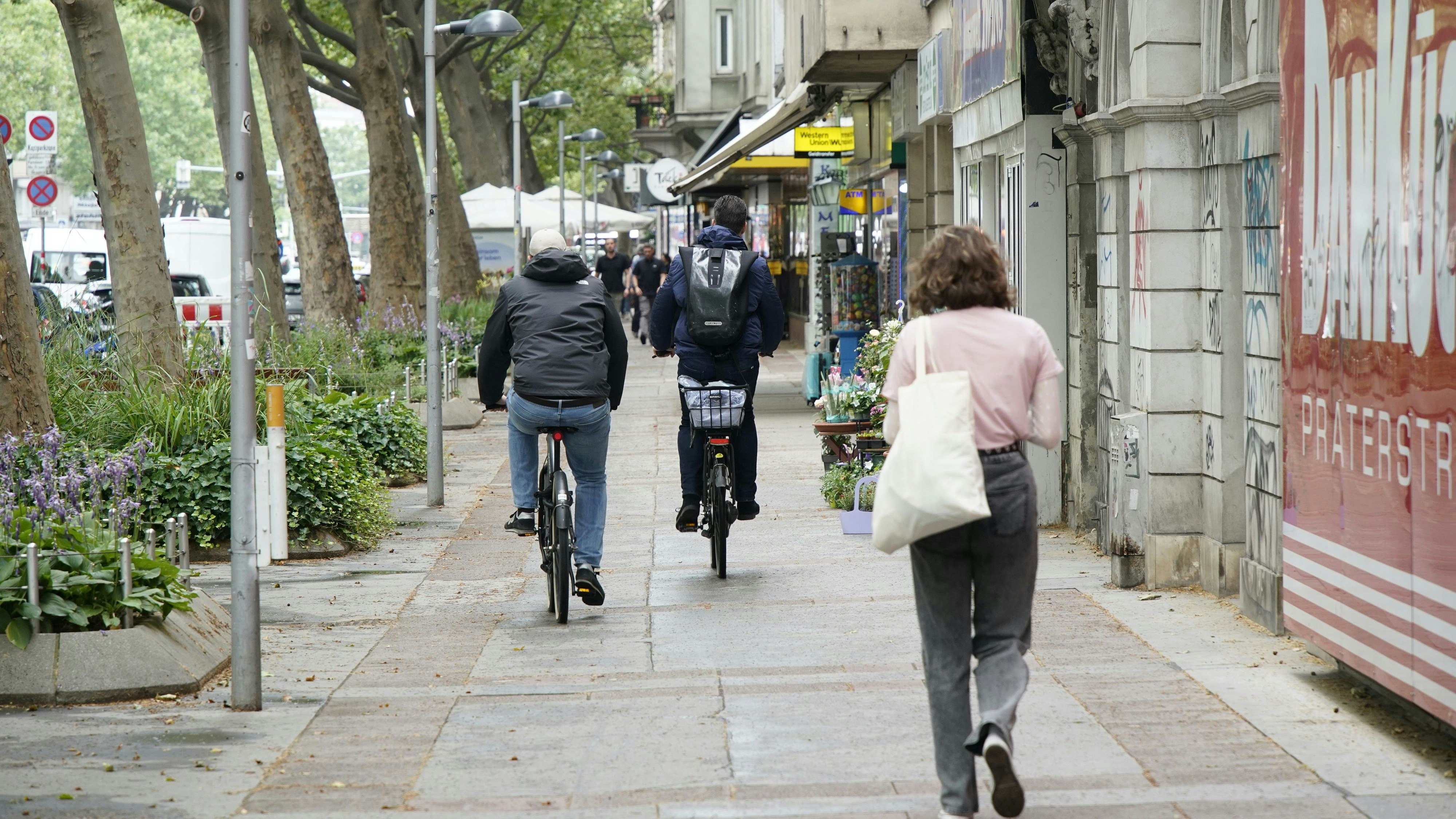 Statt die Ausweichrouten zu nehmen, weichen manche Radfahrer lieber auf den Gehsteig aus.