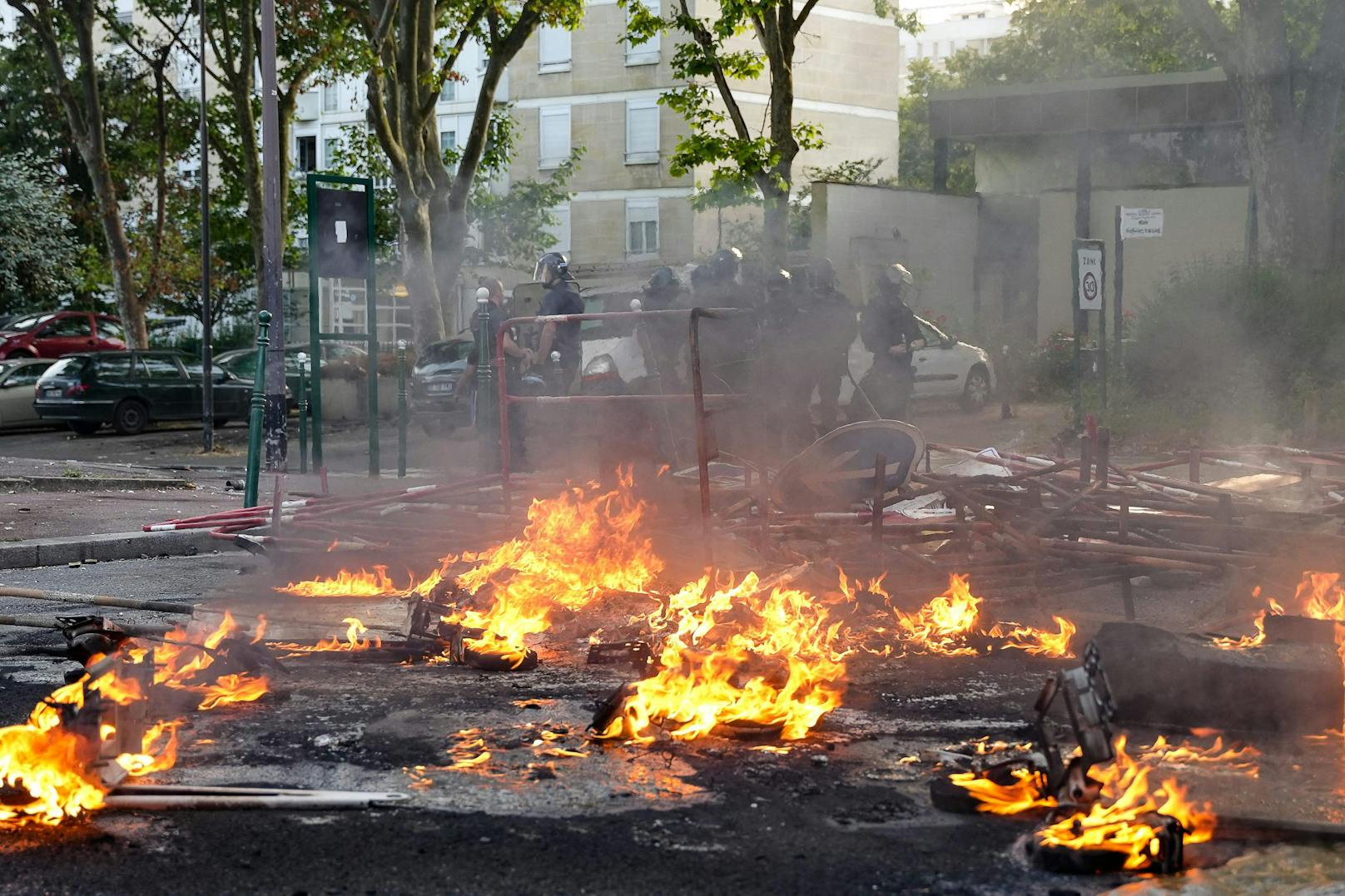 Den Behörden zufolge gab es vereinzelte Zusammenstöße auch in anderen Pariser Vororten.