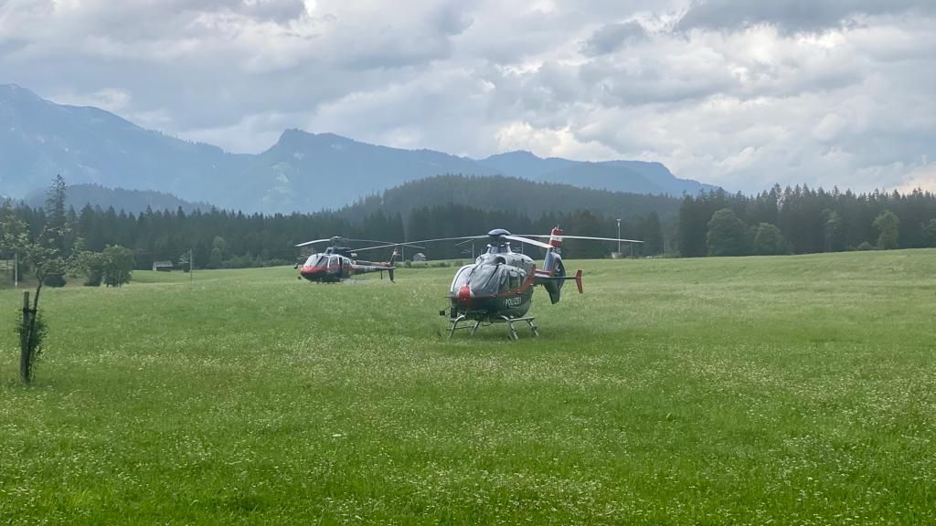 Auch Hubschrauber standen bei der Suchaktion im Einsatz.