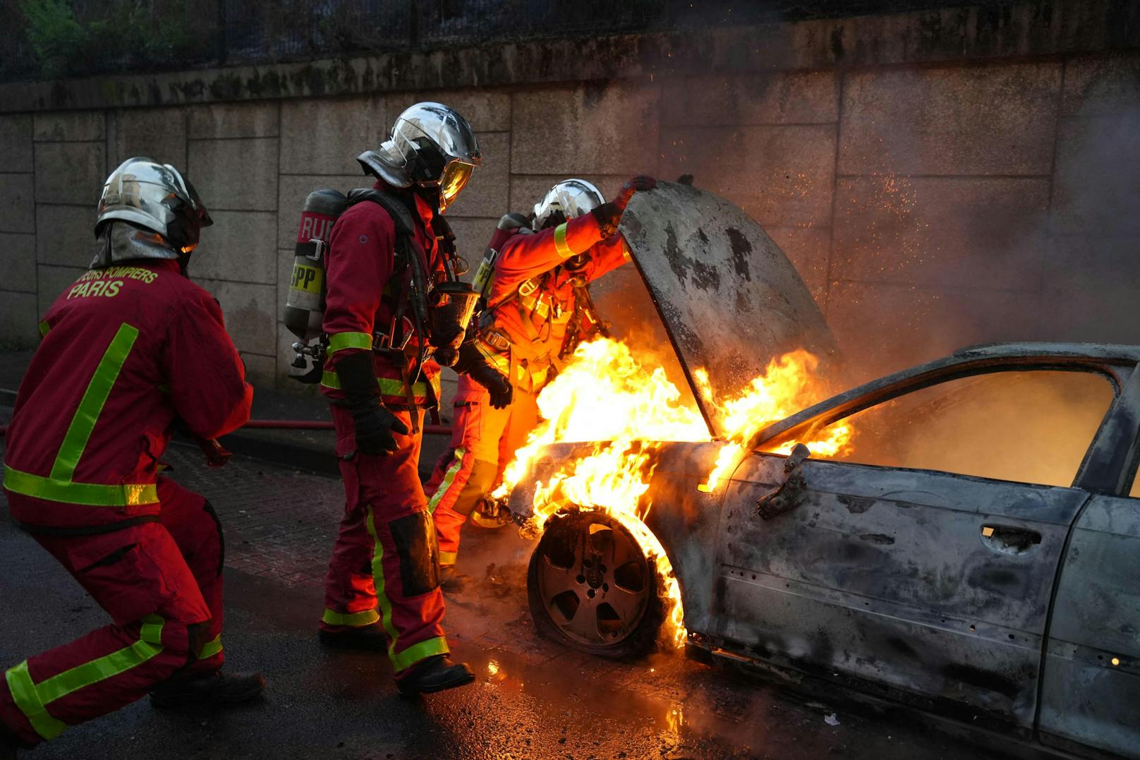 Autos, Mülltonnen und öffentliche Gebäude standen in Brand.