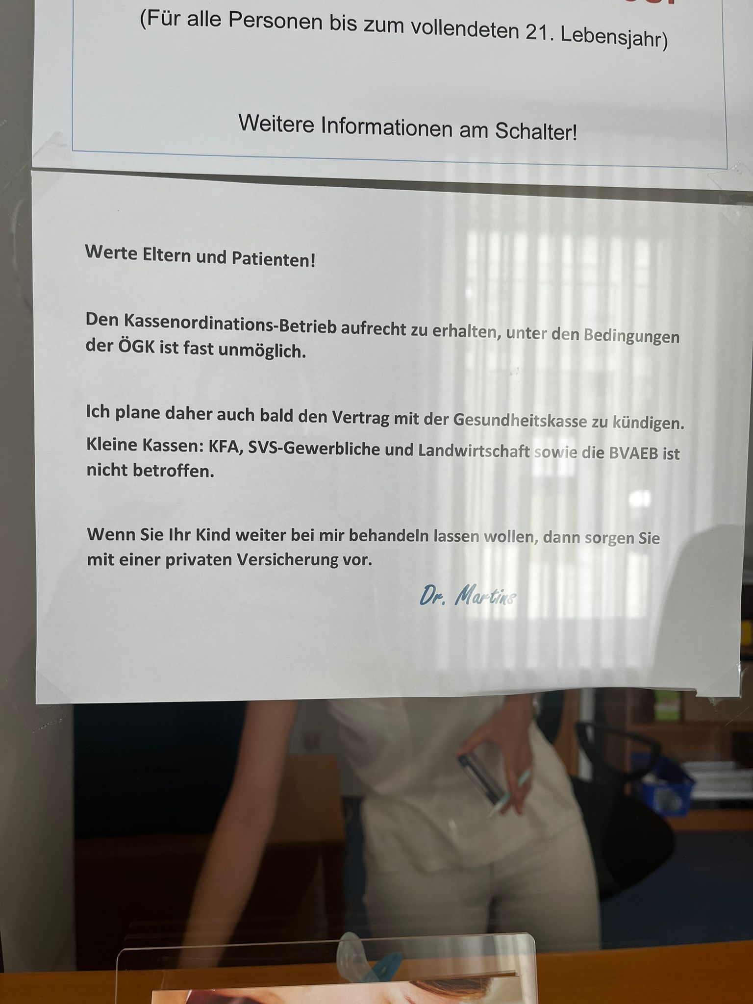 Seit 2017 ist Dr. Antonio Martins da Cunha Kinder-Kassenarzt in Groß-Enzersdorf. Jetzt hängt dieser Zettel in seiner Praxis.
