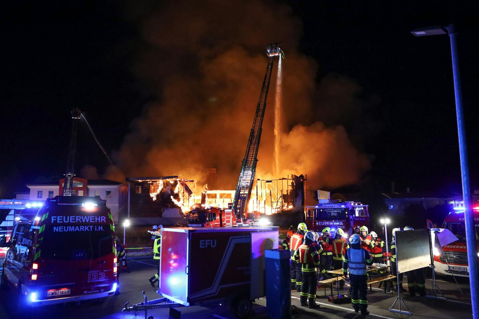 23 Feuerwehren standen am späten Dienstagabend und in der Nacht auf Mittwoch bei einem Großbrand eines Unternehmens im Gemeindegebiet von Taufkirchen an der Trattnach (Bezirk Grieskirchen) im Einsatz.