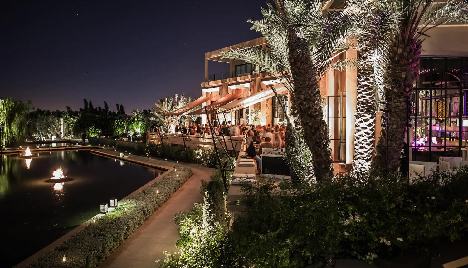 Mit einer wunderschönen Terrasse, die über zwei Restaurants verfügt, gibt es ausgewählte Speisen unter dem berühmten Sternenhimmel Marokkos zu genießen.