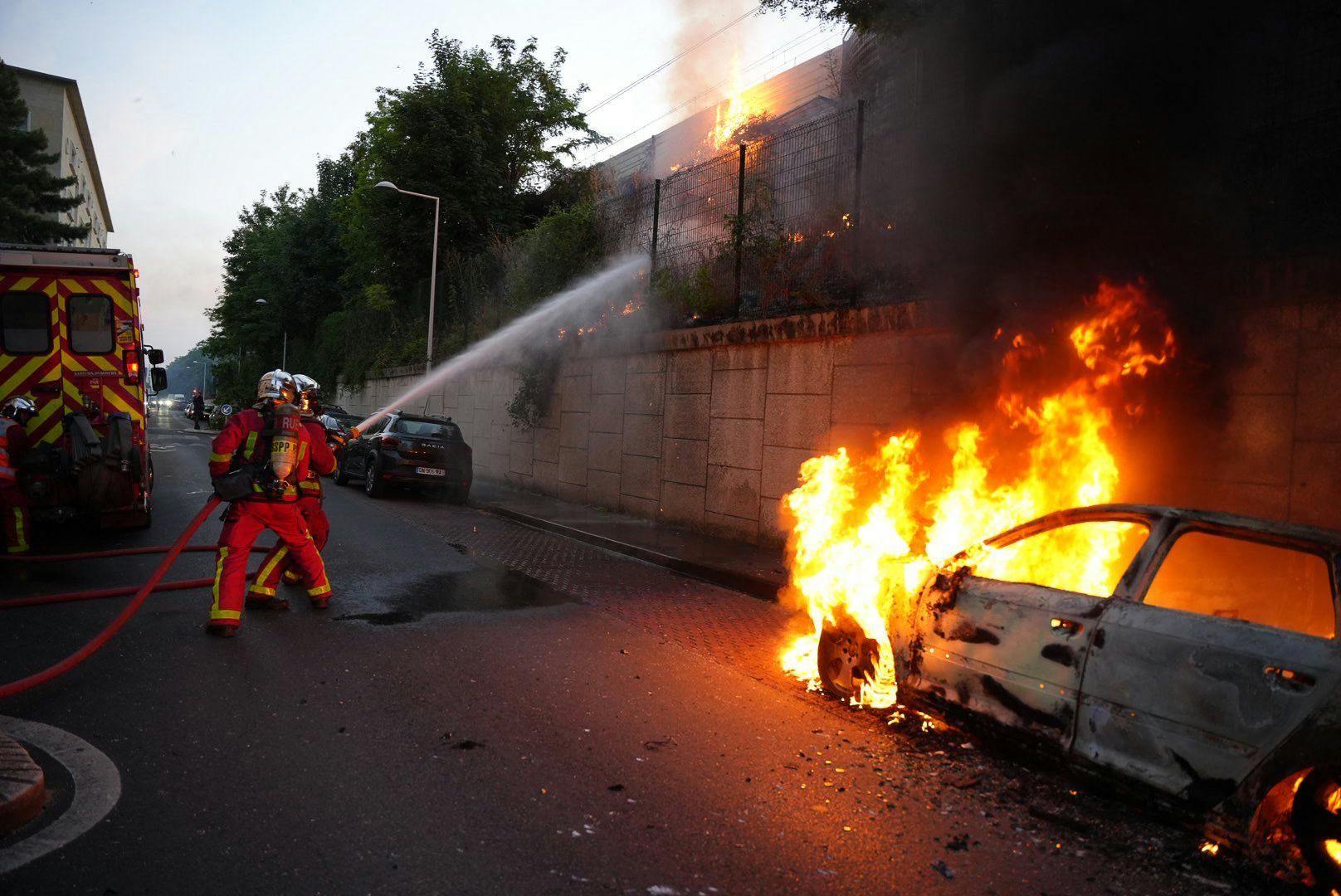 Weil die französische Polizei einen 17-jährigen Autofahrer erschossen hat, sind Nachbarn des Opfers am Dienstagabend zu einer Polizeiwache in Nanterre gezogen.