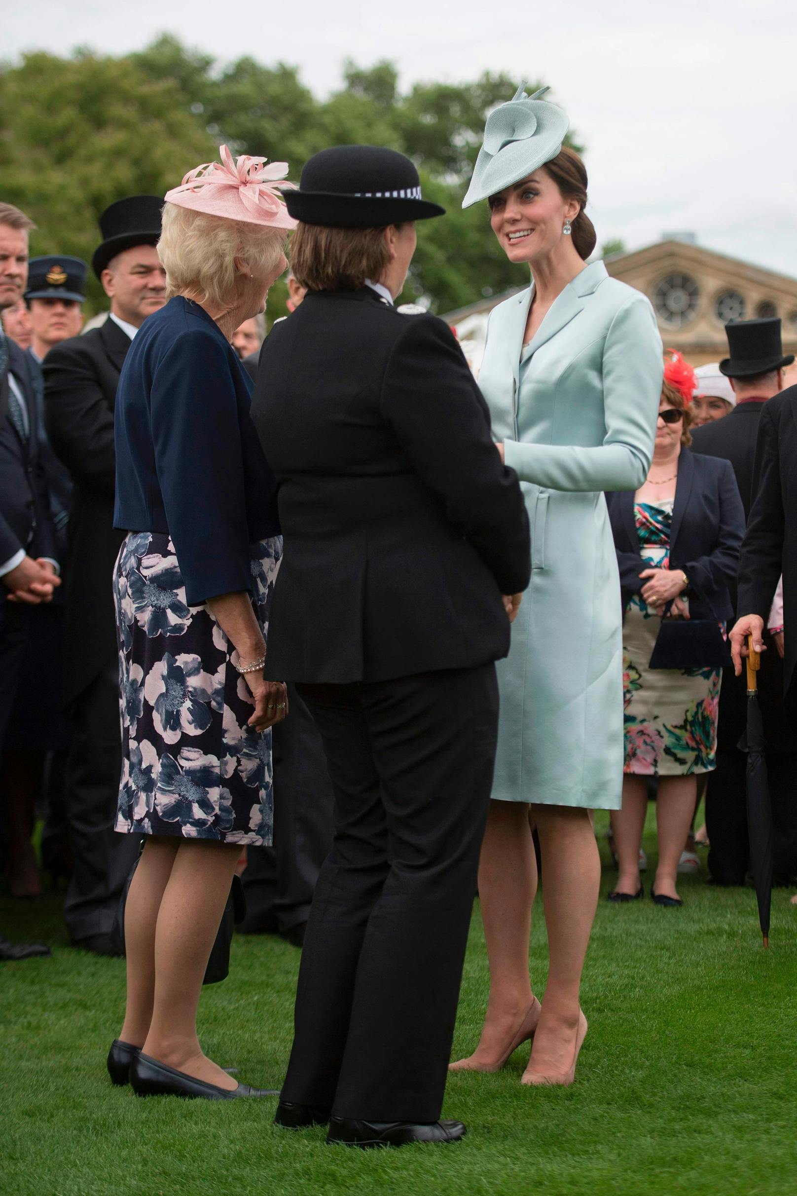 Zudem wählte Prinzessin Kate bei der ersten Gartenparty der verstorbenen Queen Elizabeth im Jahr 2017 ein hellblaues Kostüm von Kane.&nbsp;