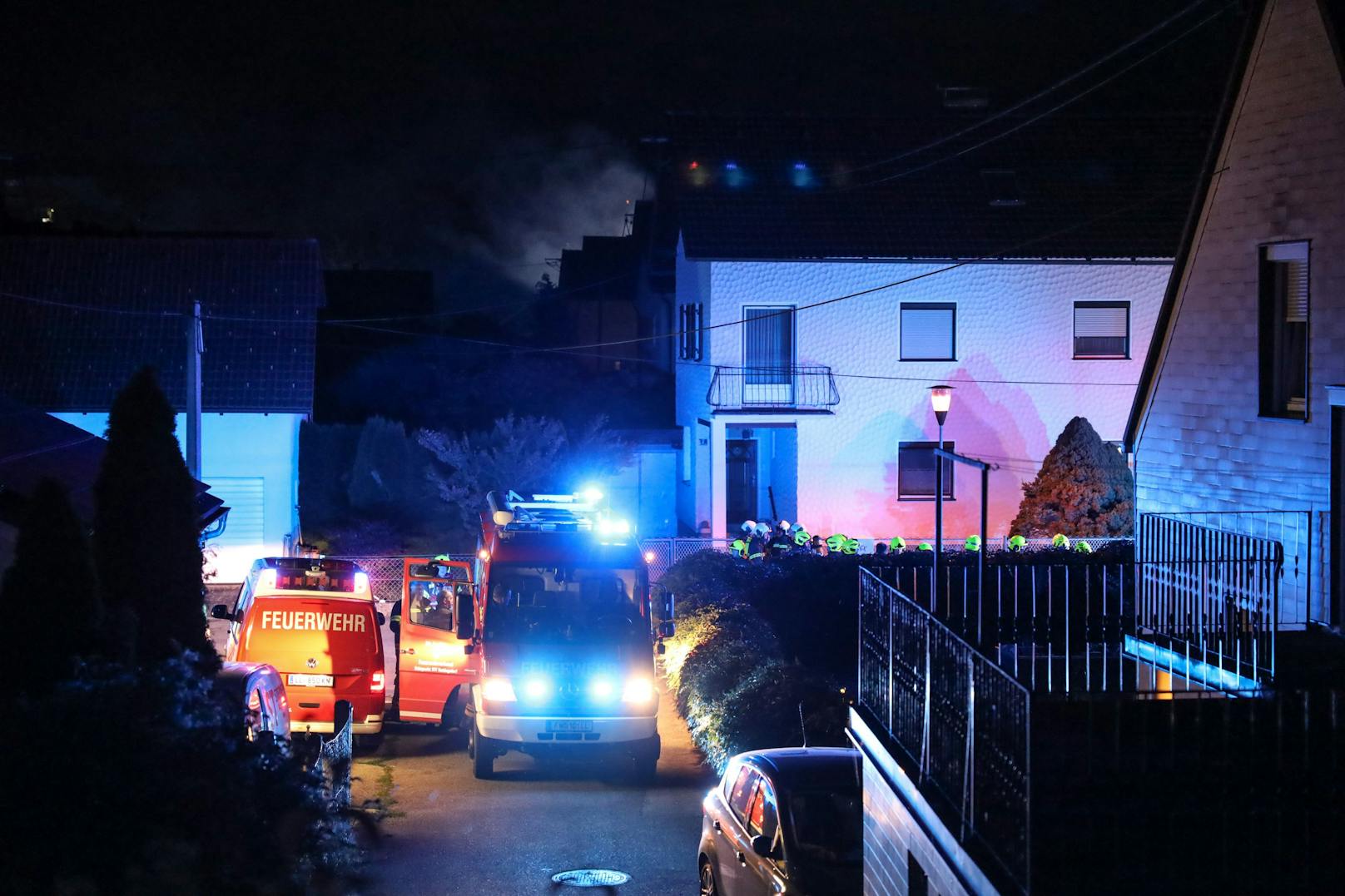 Eine größere Gasexplosion hat am späten Dienstagabend in Ansfelden (Bezirk Linz-Land) ein Wohnhaus in Brand gesetzt und für chaotische Szenen gesorgt.