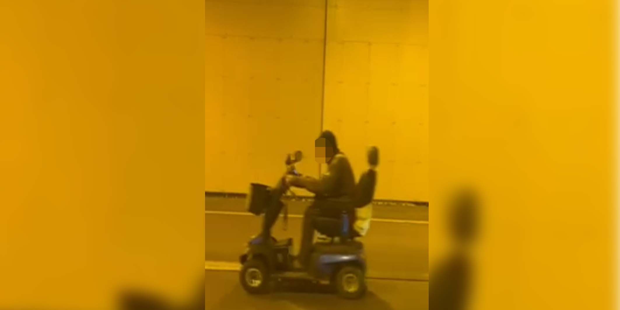 Ein älterer Herr ist mit seinem Elektro-Rollstuhl im Tunnel Bindermichl unterwegs.