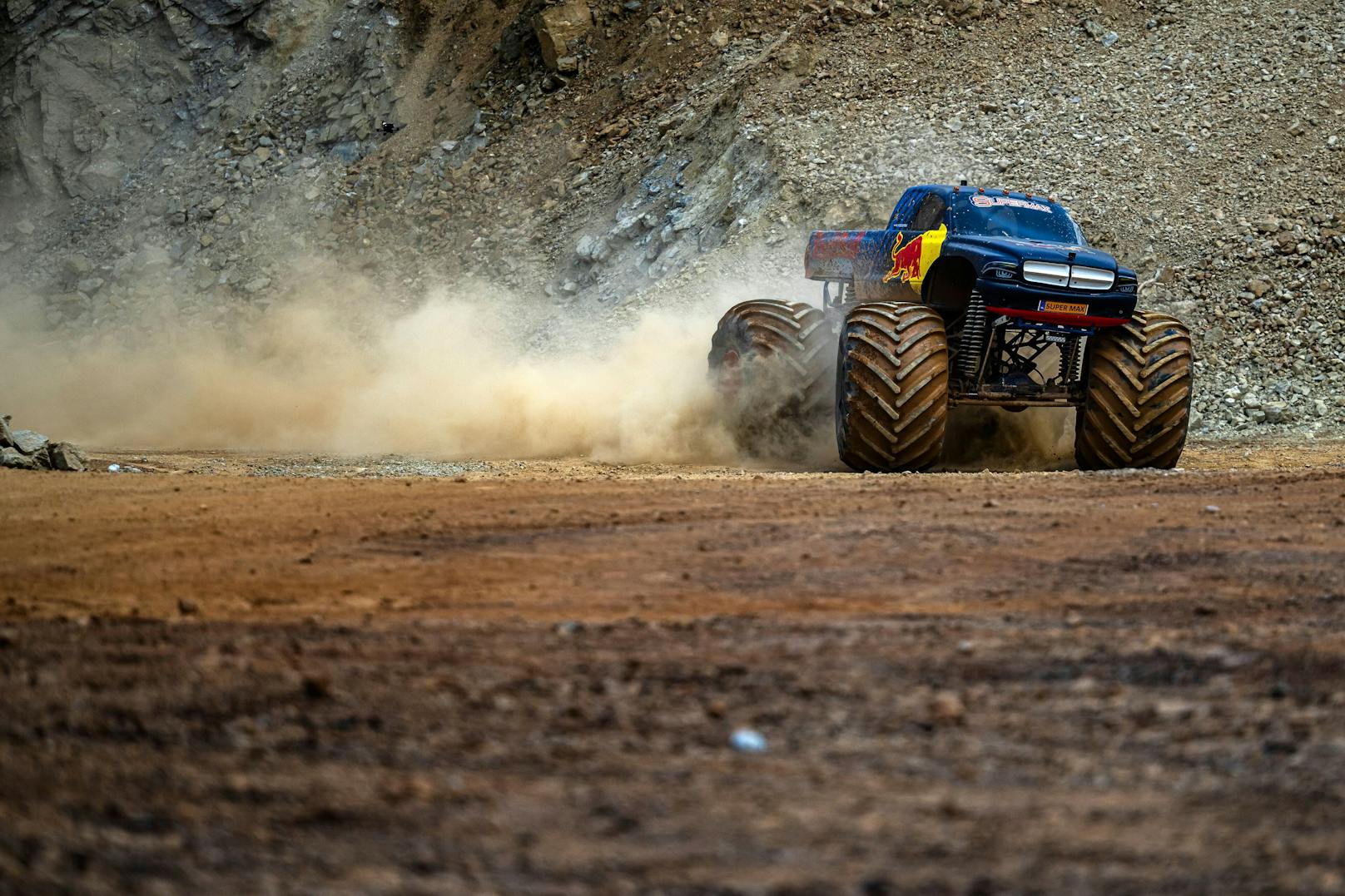 Red-Bull-Stars im Monster-Truck-Duell