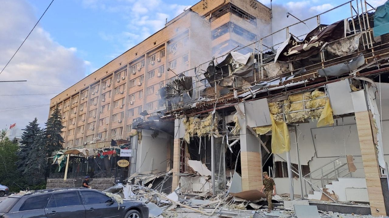 Die Zahl der Todesopfer nach einem russischen Raketenangriff auf die Stadt Kramatorsk im Osten der Ukraine steigt weiter an. 