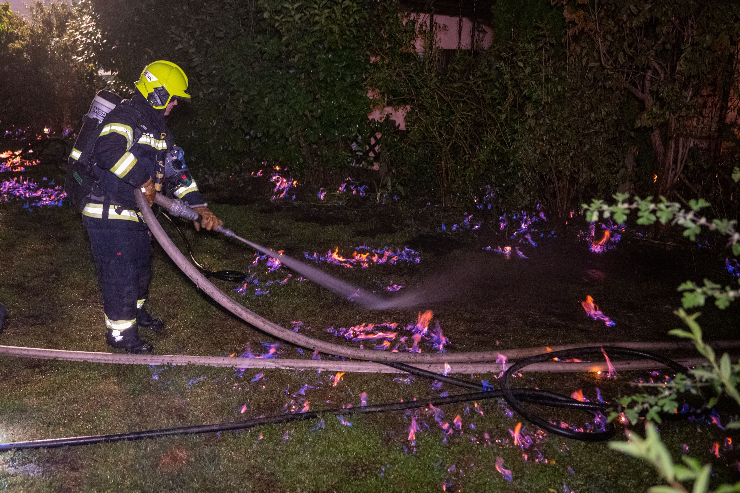 Immer wieder strömte Gas durch die Erde nach oben, es loderten blaue Flammen.