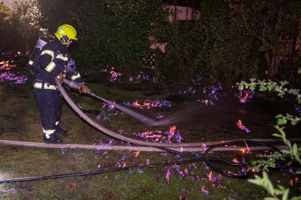 Immer wieder strömte Gas durch die Erde nach oben, es loderten blaue Flammen.
